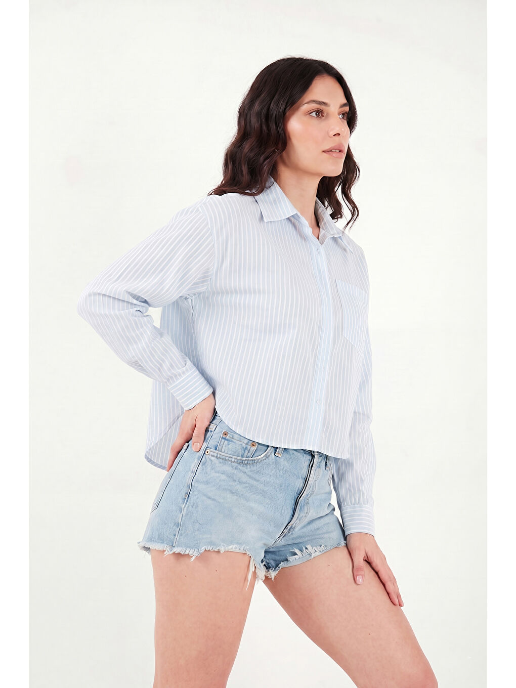Mavi Pamuklu Relaxed Fit Çizgili Göğüs Cepli Kadın Gömlek 6982039-1