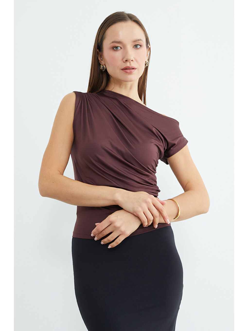 Kahverengi Tek Omuz Yanları Büzgülü Bluz-2