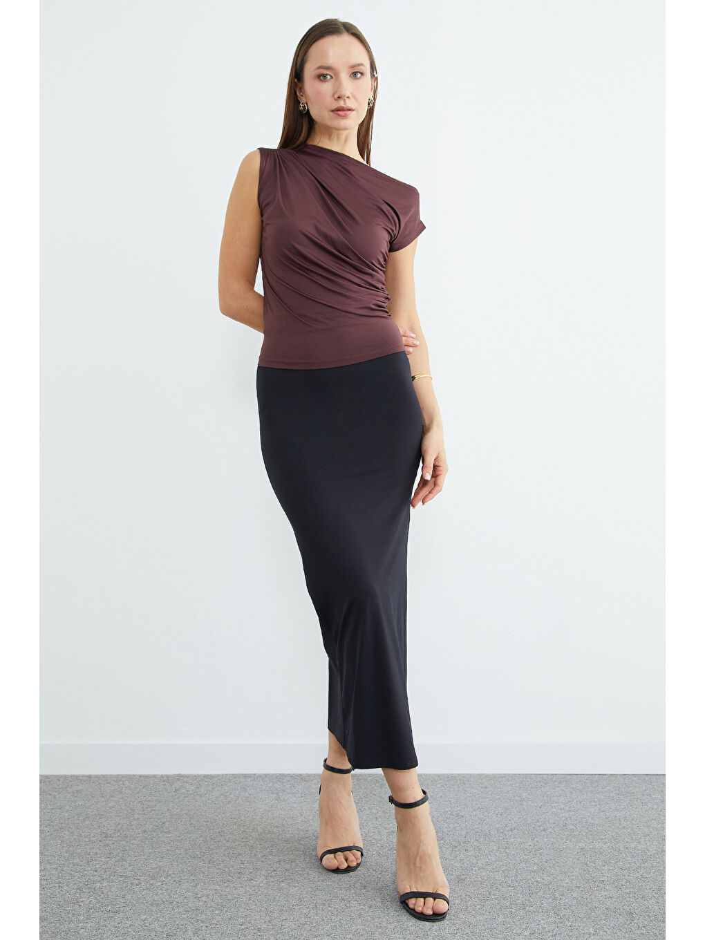 Kahverengi Tek Omuz Yanları Büzgülü Bluz-3