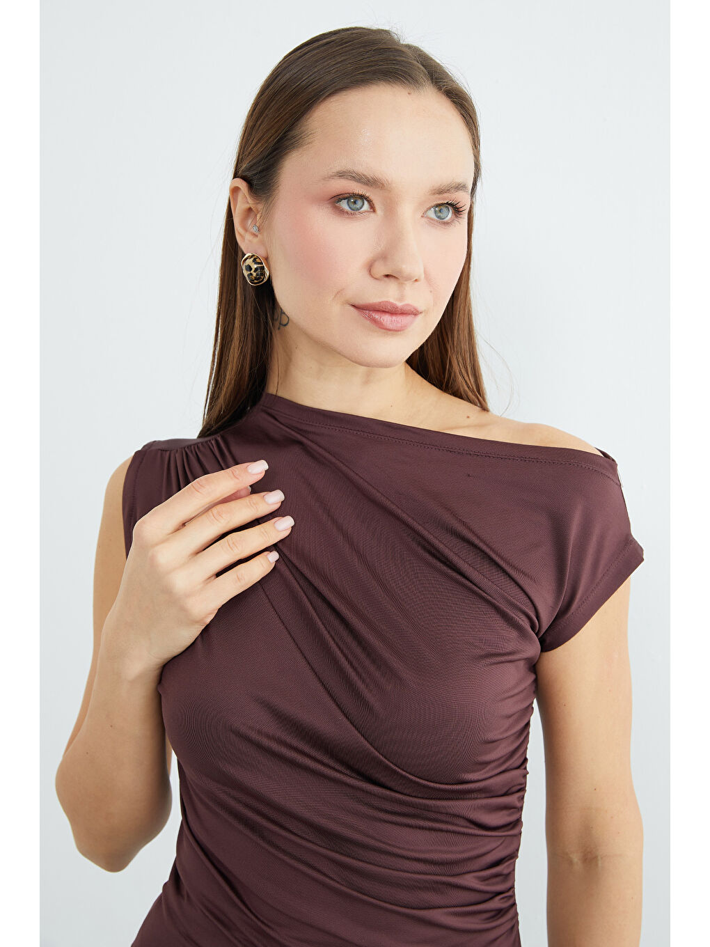 Kahverengi Tek Omuz Yanları Büzgülü Bluz-4