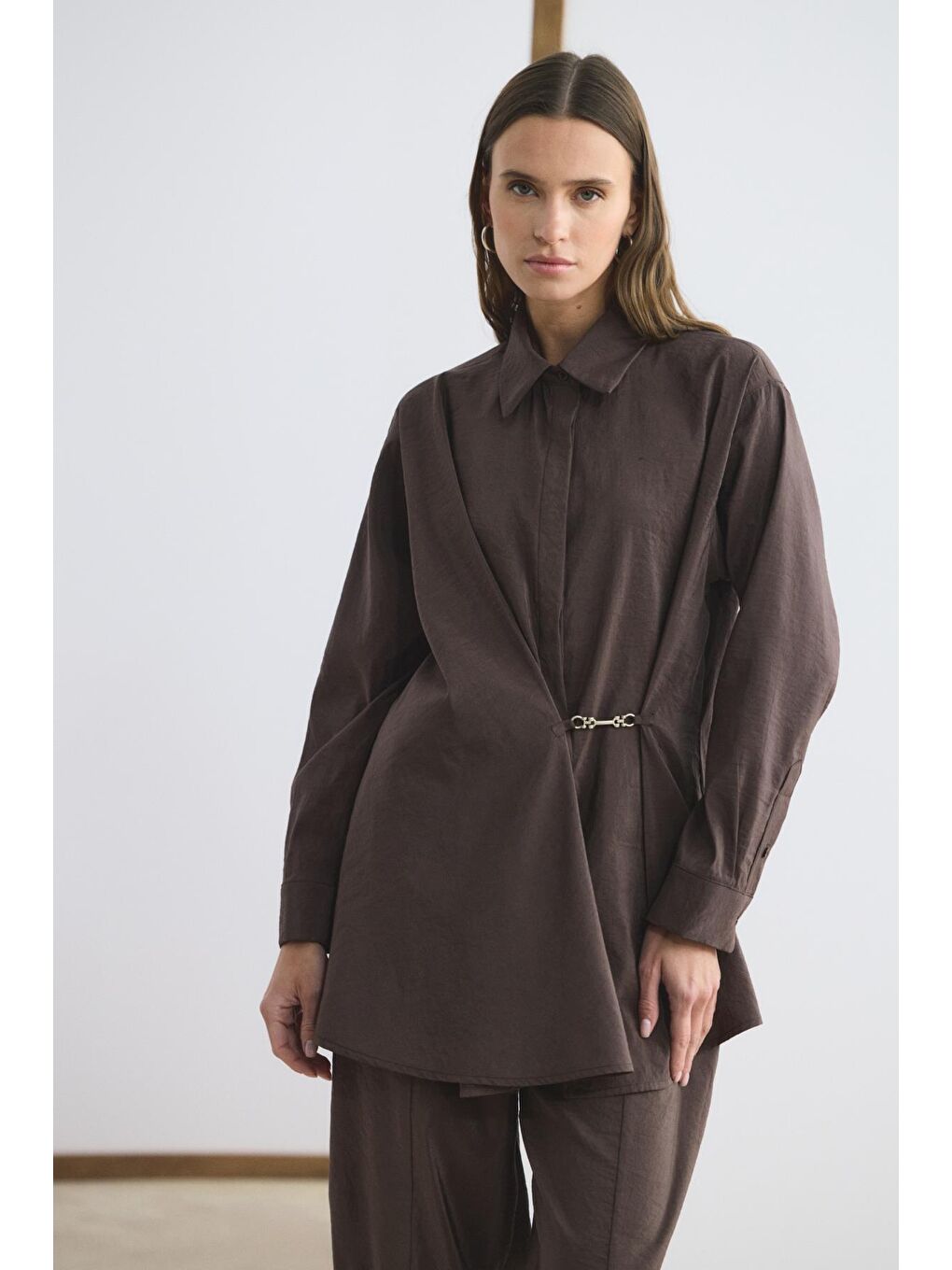 Toka Detaylı Anvelop Gömlek Pantolon Takım Kahverengi-3