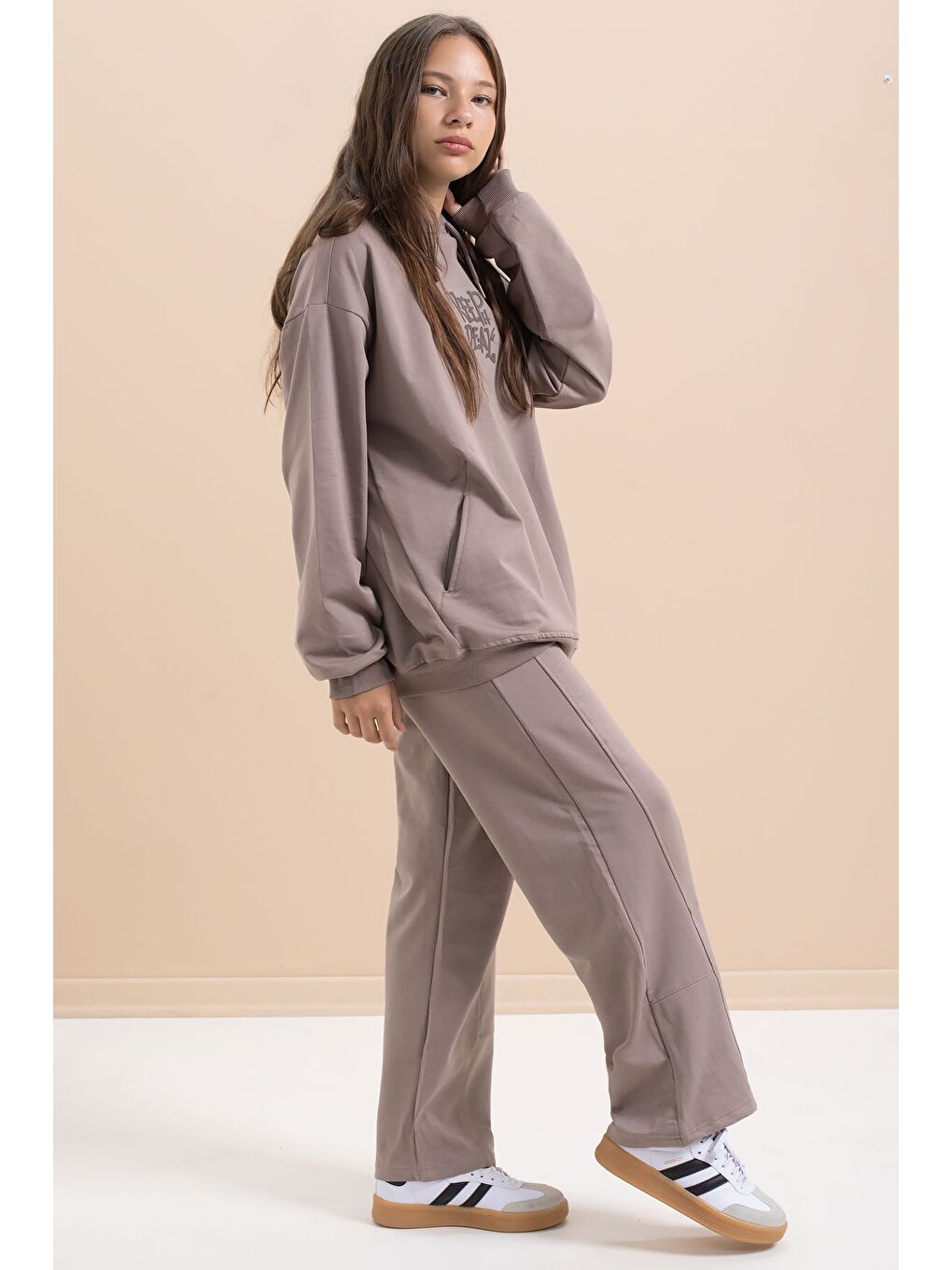 Kahverengi Kahve Yazı Baskılı Kapüşonlu Geniş Paça Kız Çocuk Eşofman Takımı 21430-4