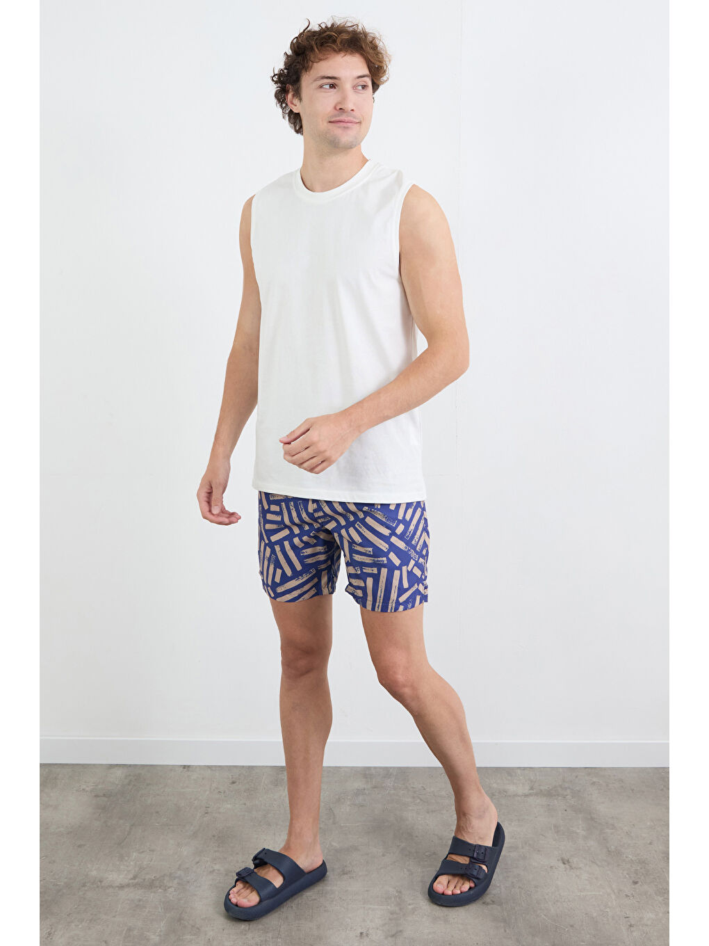 Bej Çizgi Baskılı Cepli Deniz Şortu-1