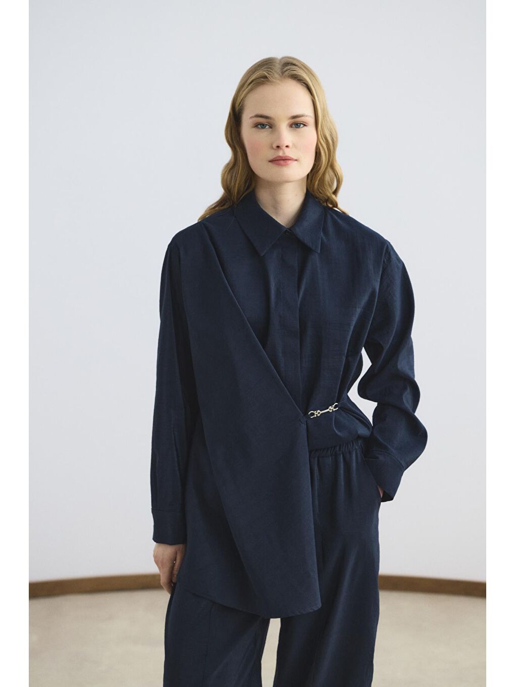 Toka Detaylı Anvelop Gömlek Pantolon Takım Lacivert-4