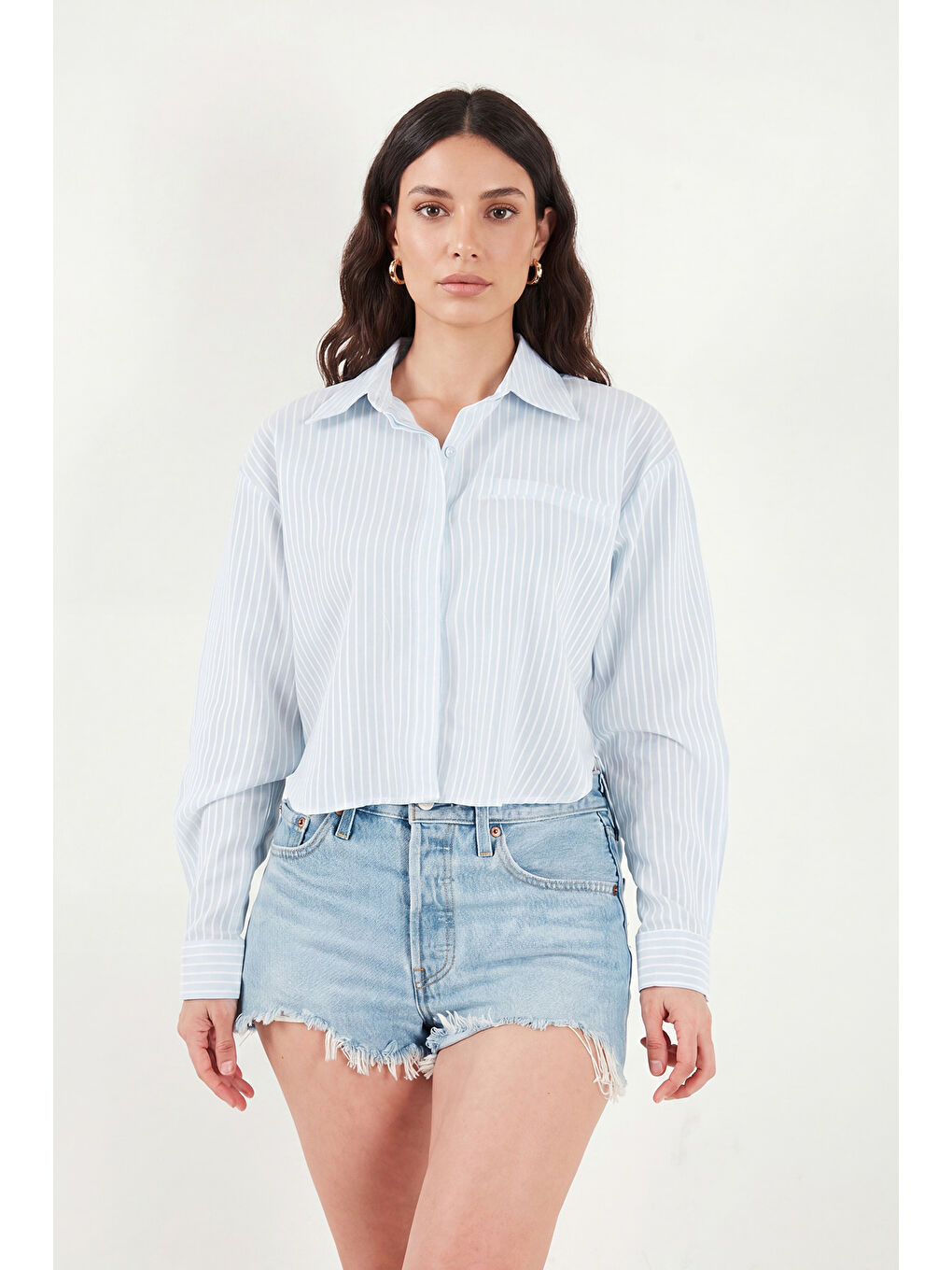 Mavi Pamuklu Relaxed Fit Çizgili Göğüs Cepli Kadın Gömlek 6982039-3