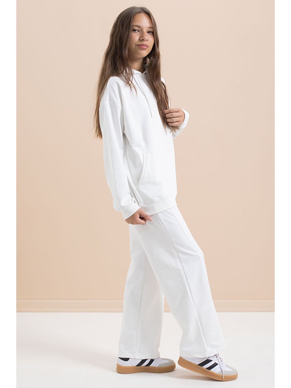 Beyaz Yazı Baskılı Kapüşonlu Geniş Paça Kız Çocuk Eşofman Takımı 21433-2