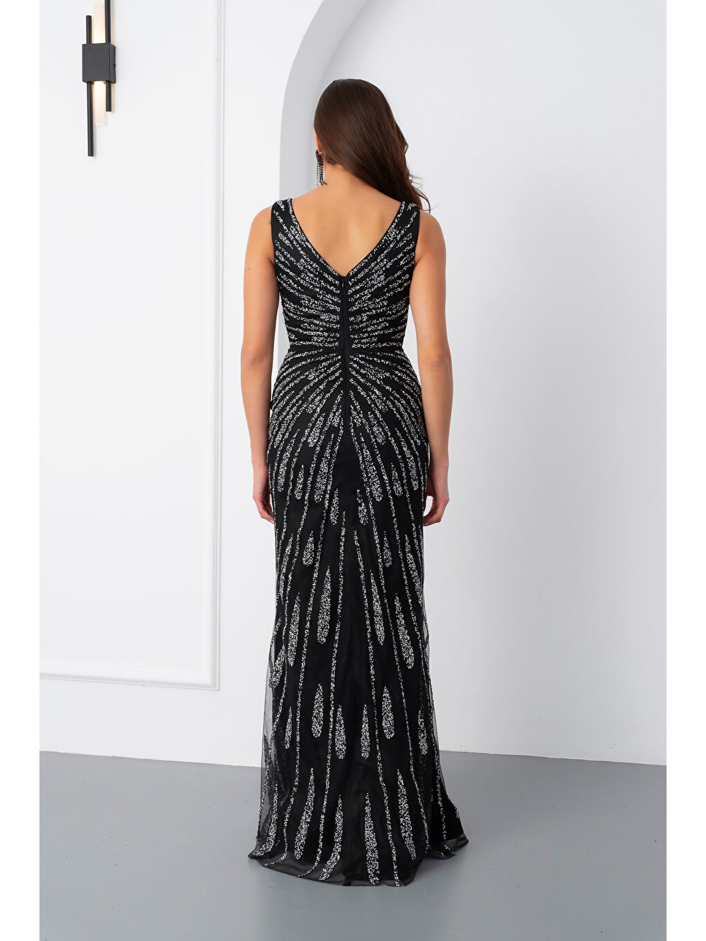 Kadın Siyah Kolsuz V Yaka Yırtmaçlı Uzun Taşlı Balık Abiye-5