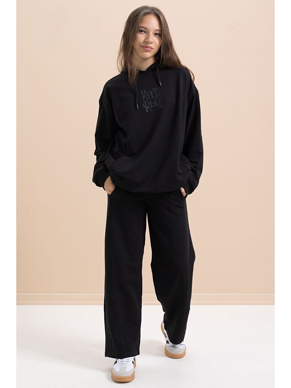 Siyah Yazı Baskılı Kapüşonlu Geniş Paça Kız Çocuk Eşofman Takımı 21429