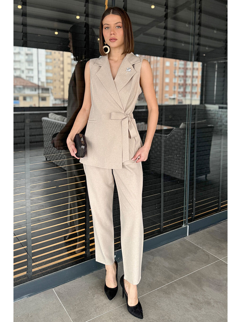 Bej Kadın Broş Detaylı Yelek Pantolon İkili Takım