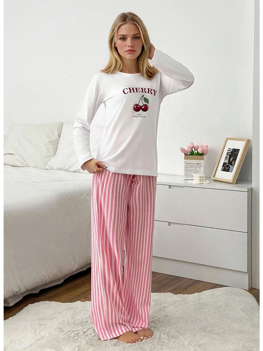 Beyaz Cherry Baskılı Çizgili Kadın Pijama Takımı