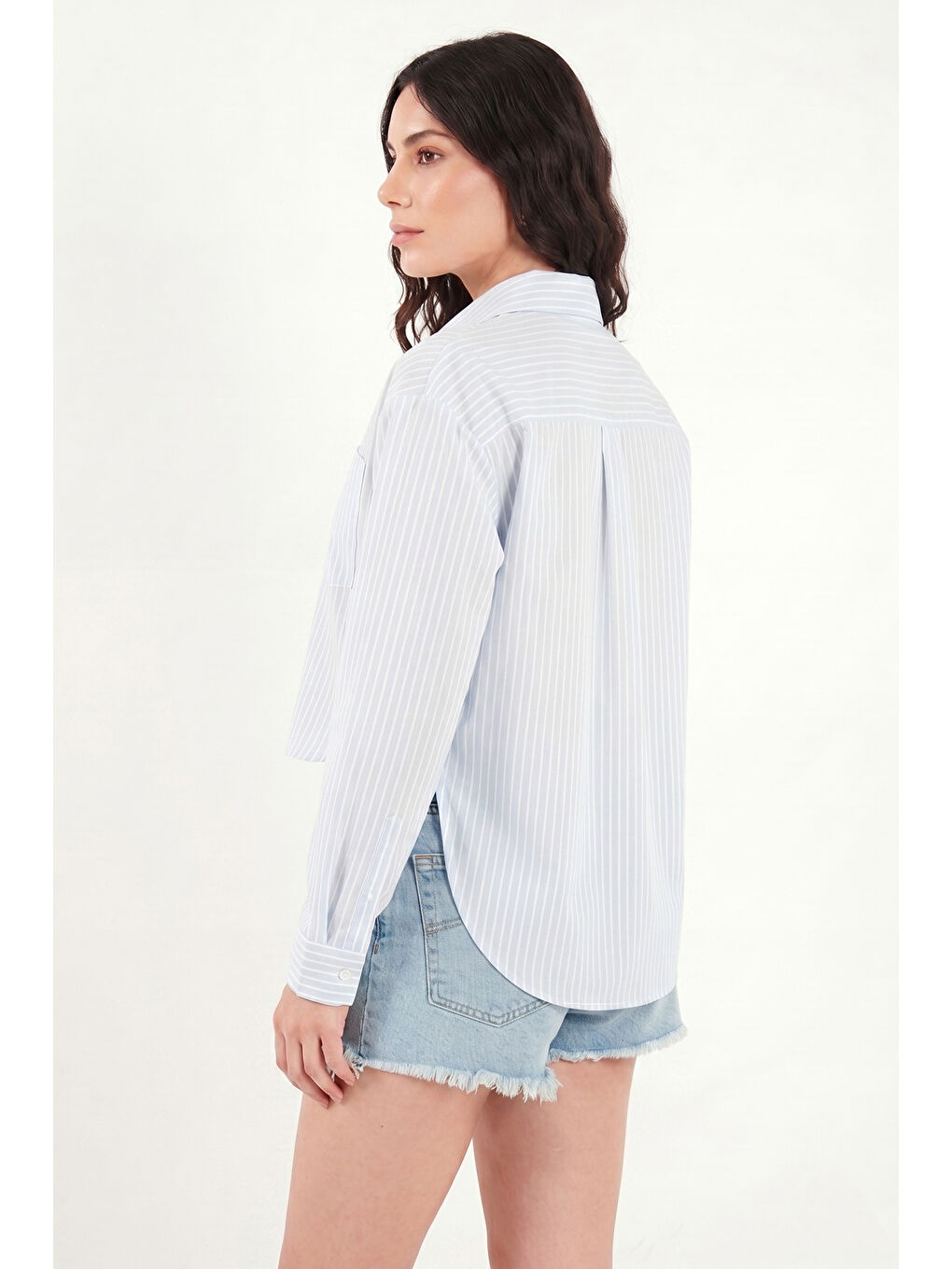 Mavi Pamuklu Relaxed Fit Çizgili Göğüs Cepli Kadın Gömlek 6982039-5