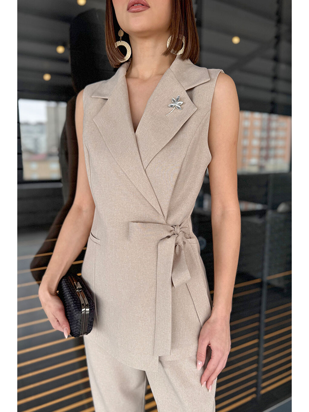 Bej Kadın Broş Detaylı Yelek Pantolon İkili Takım-2