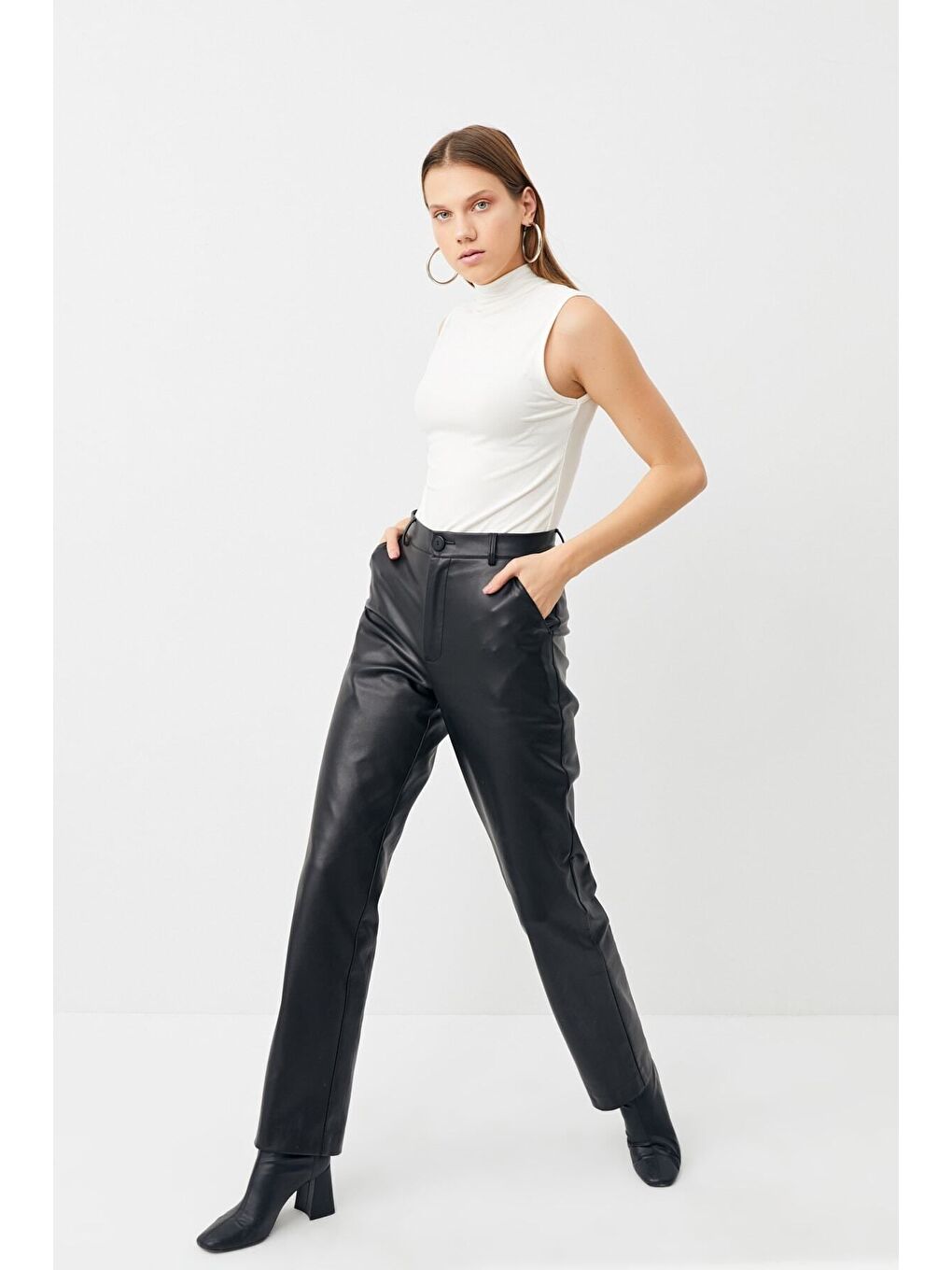 Kadın Beyaz Kolsuz Body-3