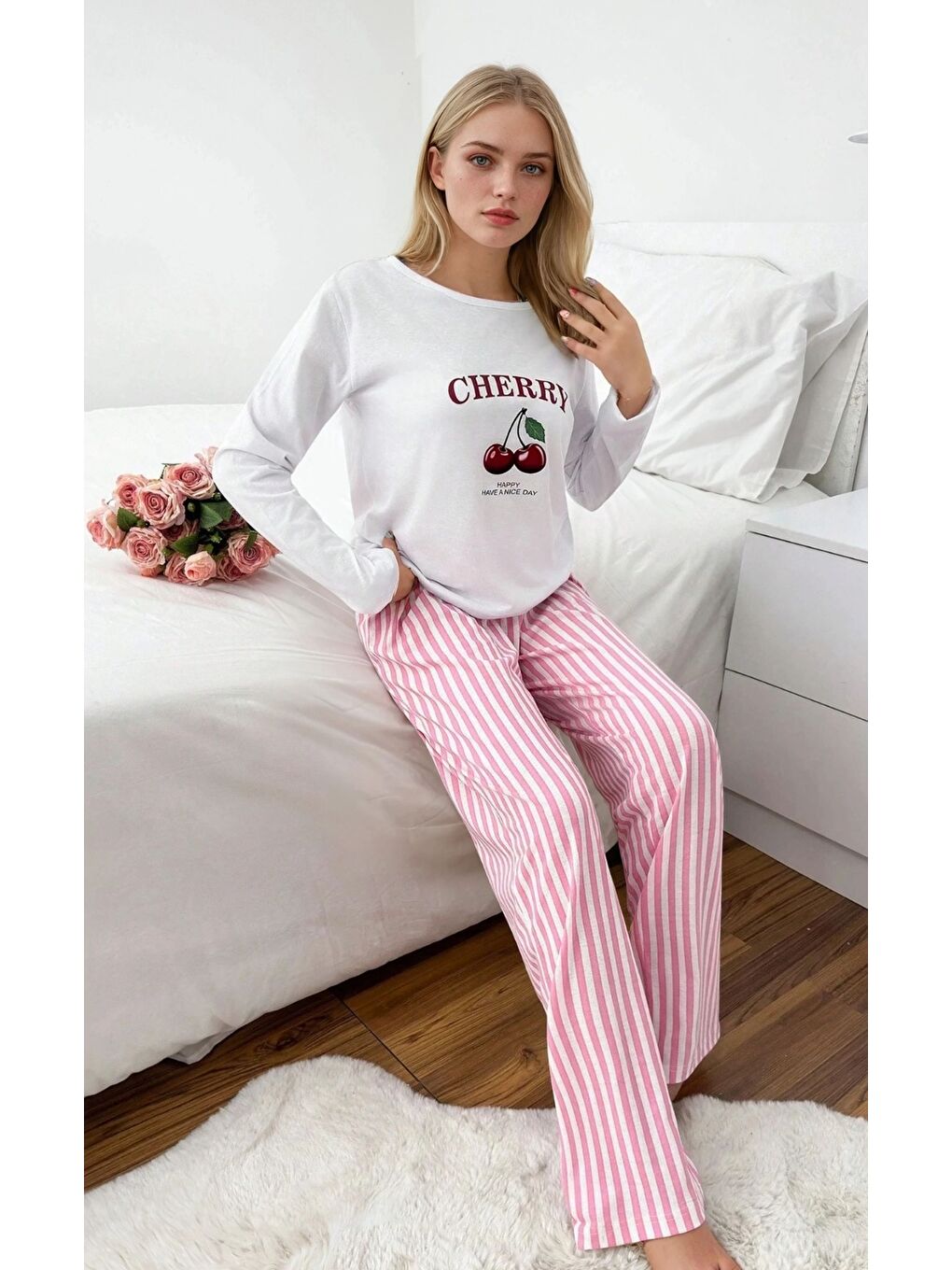 Beyaz Cherry Baskılı Çizgili Kadın Pijama Takımı-3