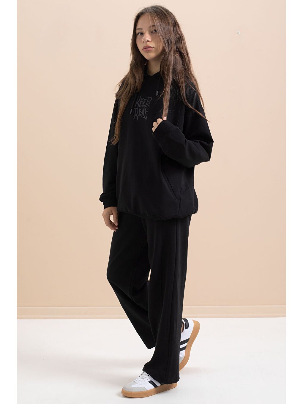 Siyah Yazı Baskılı Kapüşonlu Geniş Paça Kız Çocuk Eşofman Takımı 21429-3
