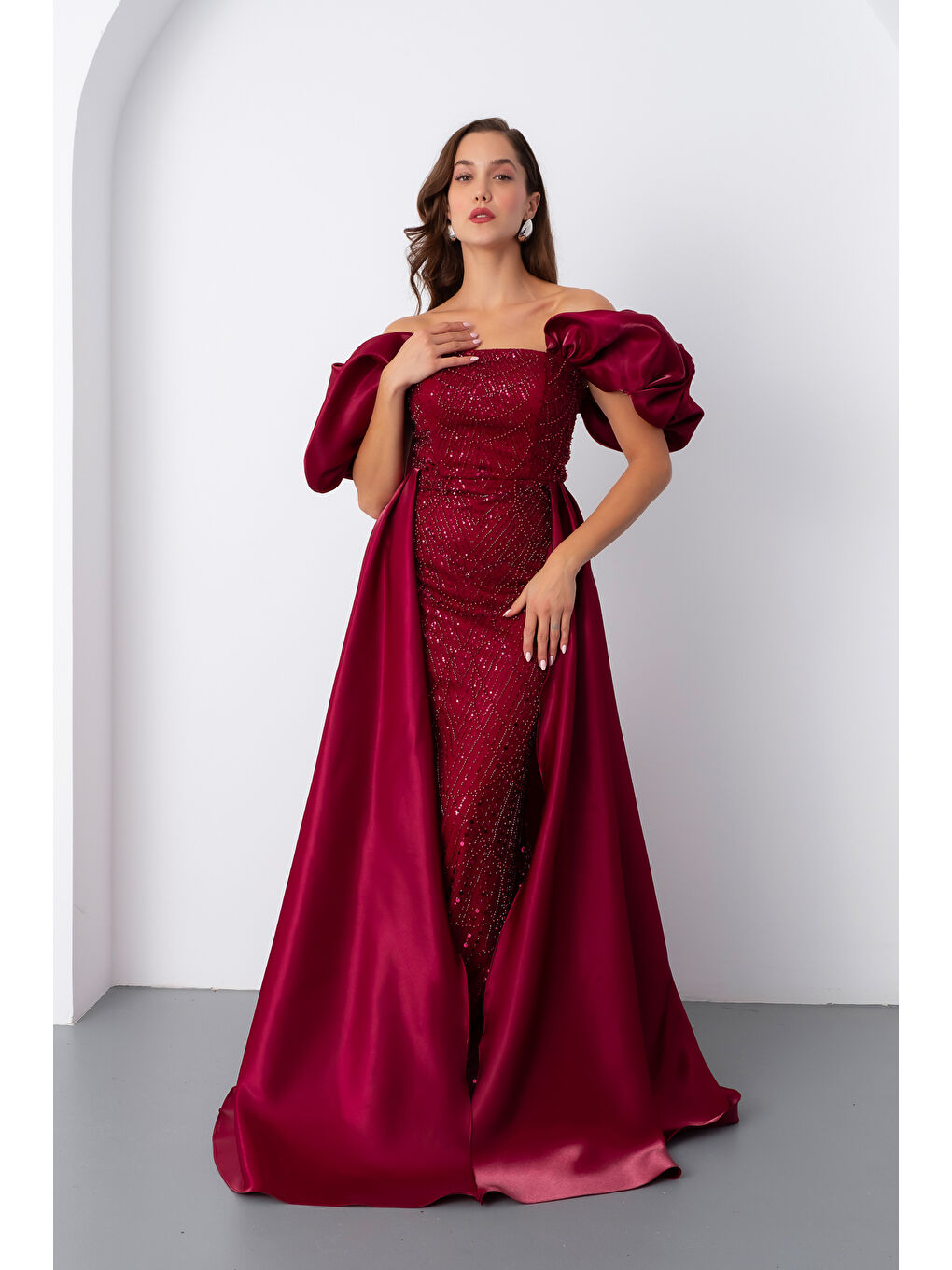 Kadın Bordo Dar Kalıp Kayık Yaka Saten Kuyruklu Uzun Boncuklu Abiye-1