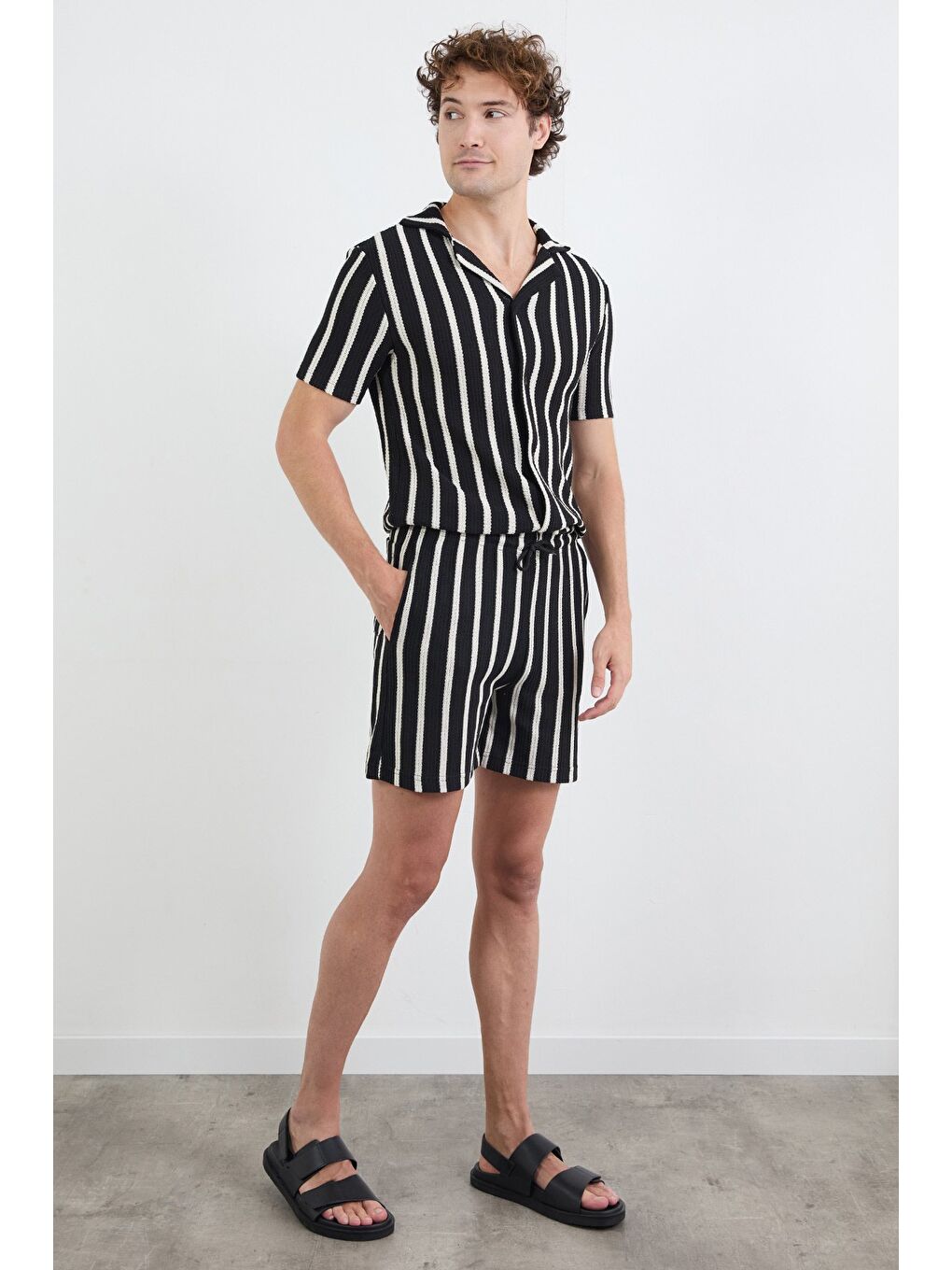 Ekru Çizgili Beli Bağlamalı Triko Şort-1