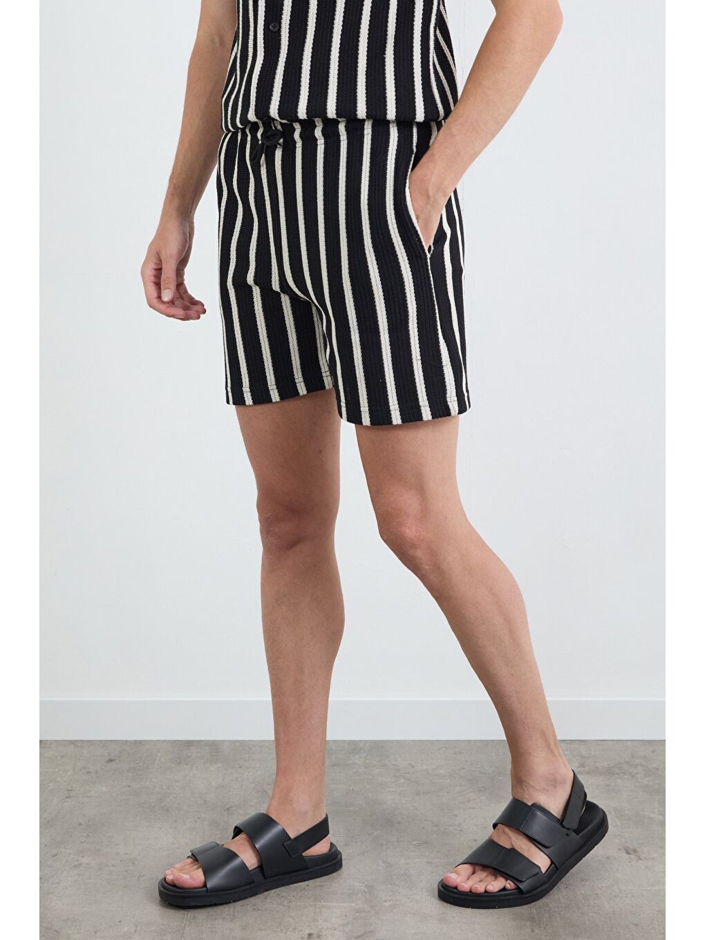 Ekru Çizgili Beli Bağlamalı Triko Şort-2