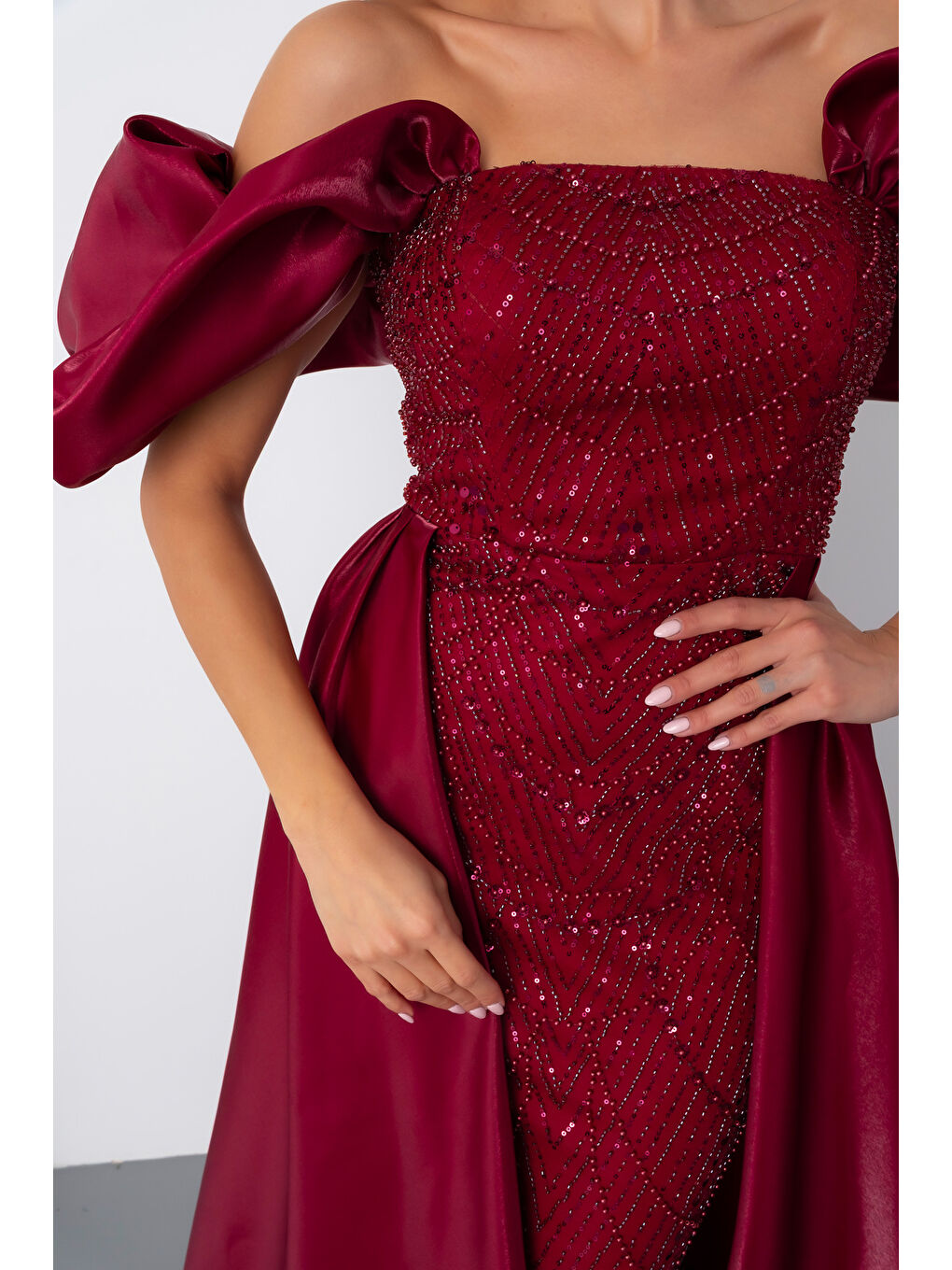 Kadın Bordo Dar Kalıp Kayık Yaka Saten Kuyruklu Uzun Boncuklu Abiye-4
