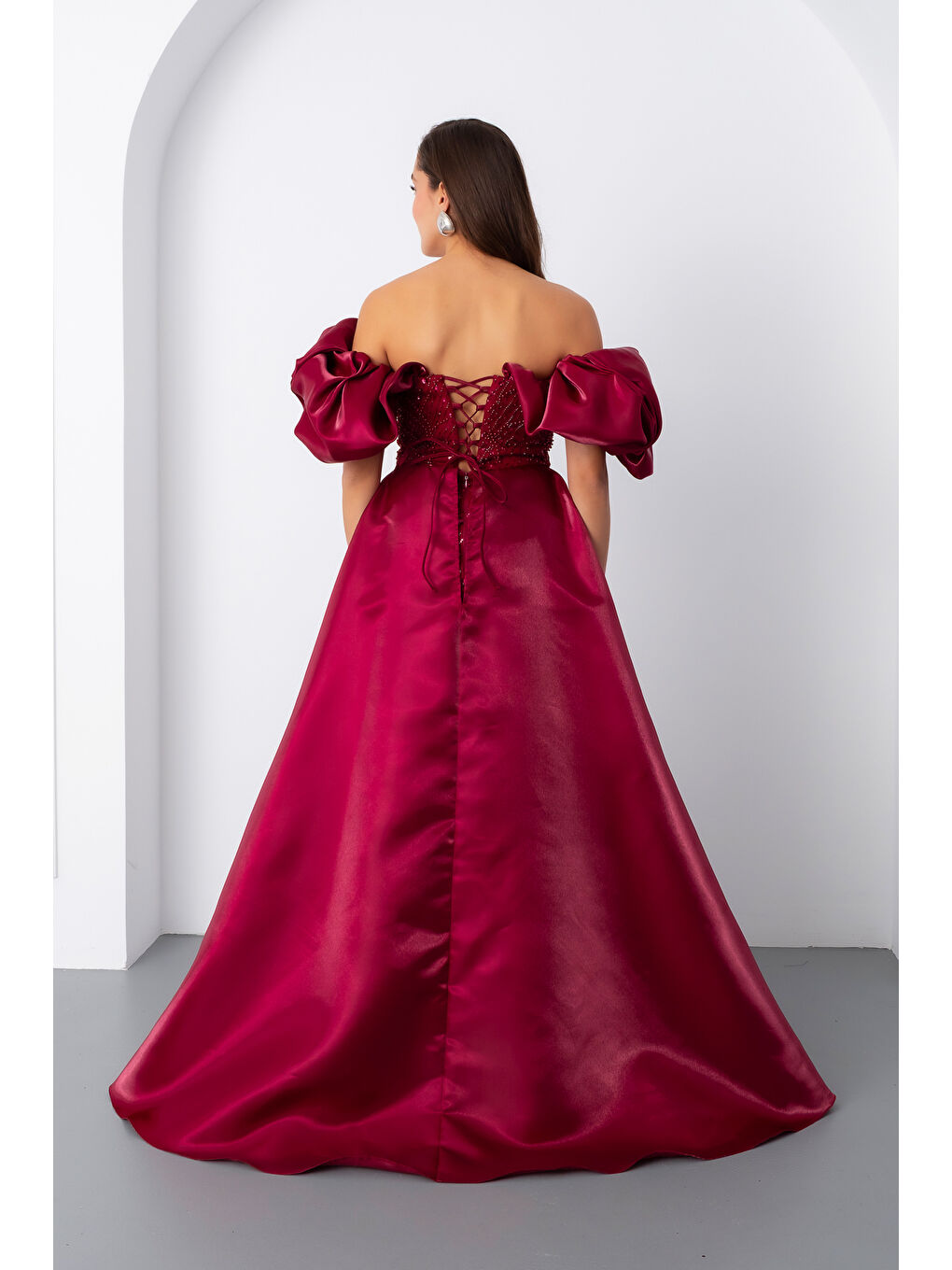 Kadın Bordo Dar Kalıp Kayık Yaka Saten Kuyruklu Uzun Boncuklu Abiye-5