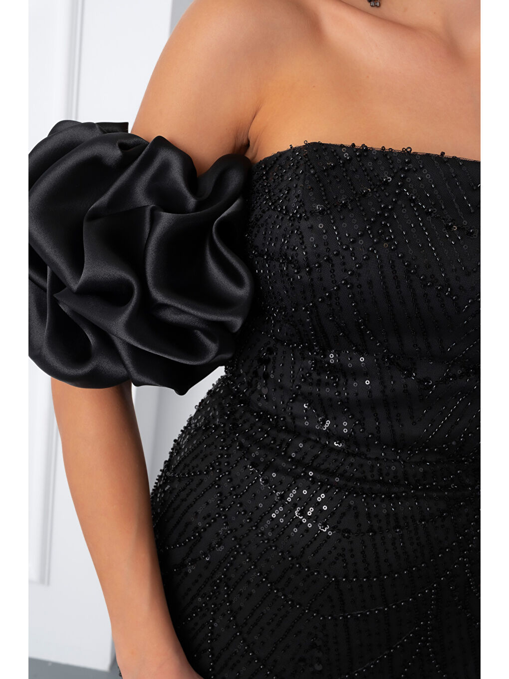 Kadın Siyah Kol Detay Boncuklu Uzun Abiye Elbise-4