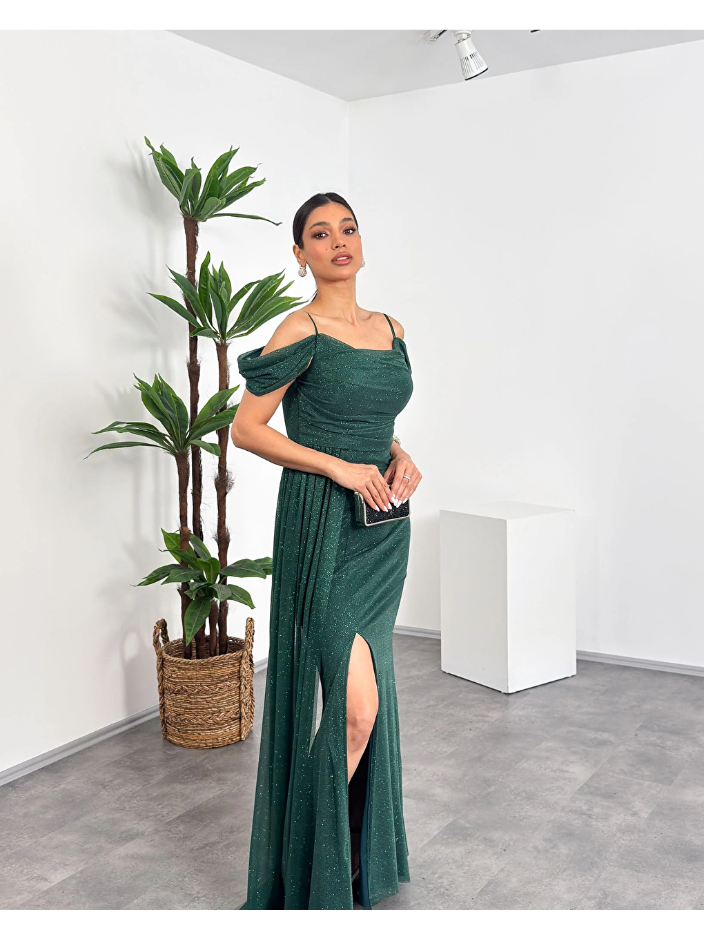 Yeşil İp Askılı Düşük Omuz Detaylı Drapeli Önden Yırtmaçlı Simli Maxi Kadın Abiye Elbise-1