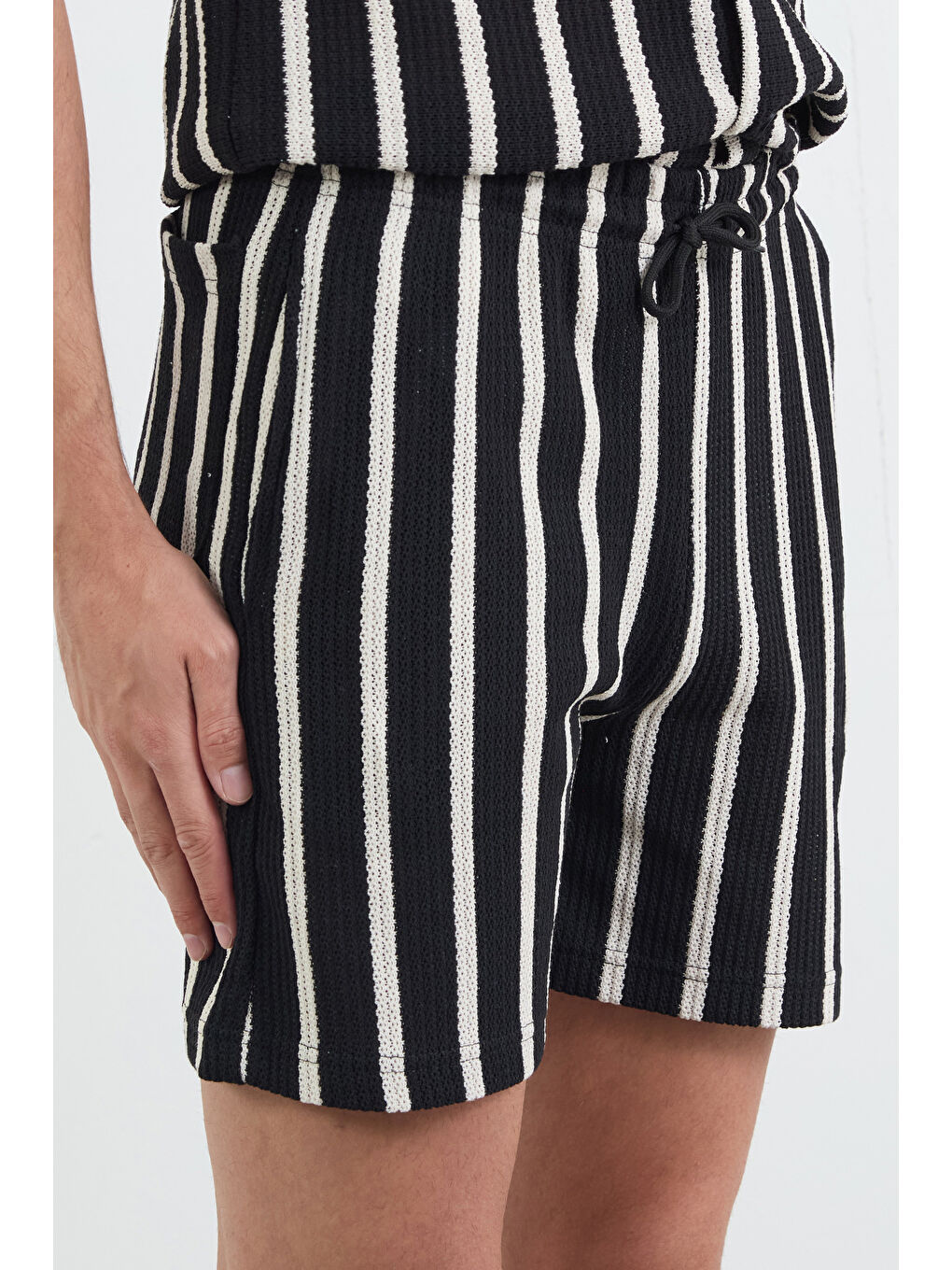 Ekru Çizgili Beli Bağlamalı Triko Şort-4