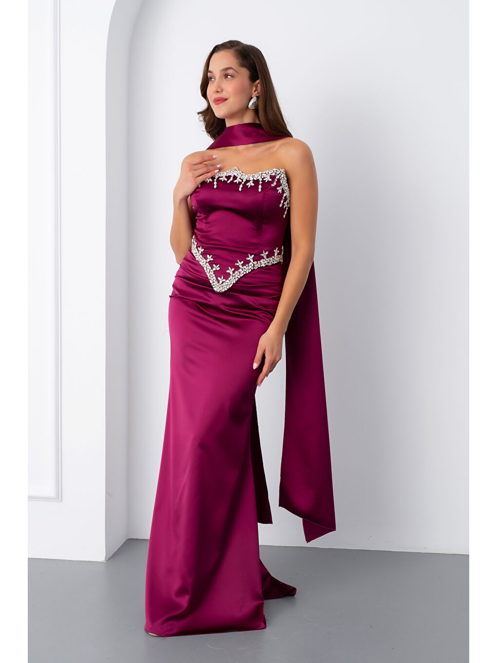 Kadın Mürdüm Straplez Taşlı Uzun Saten Abiye Elbise