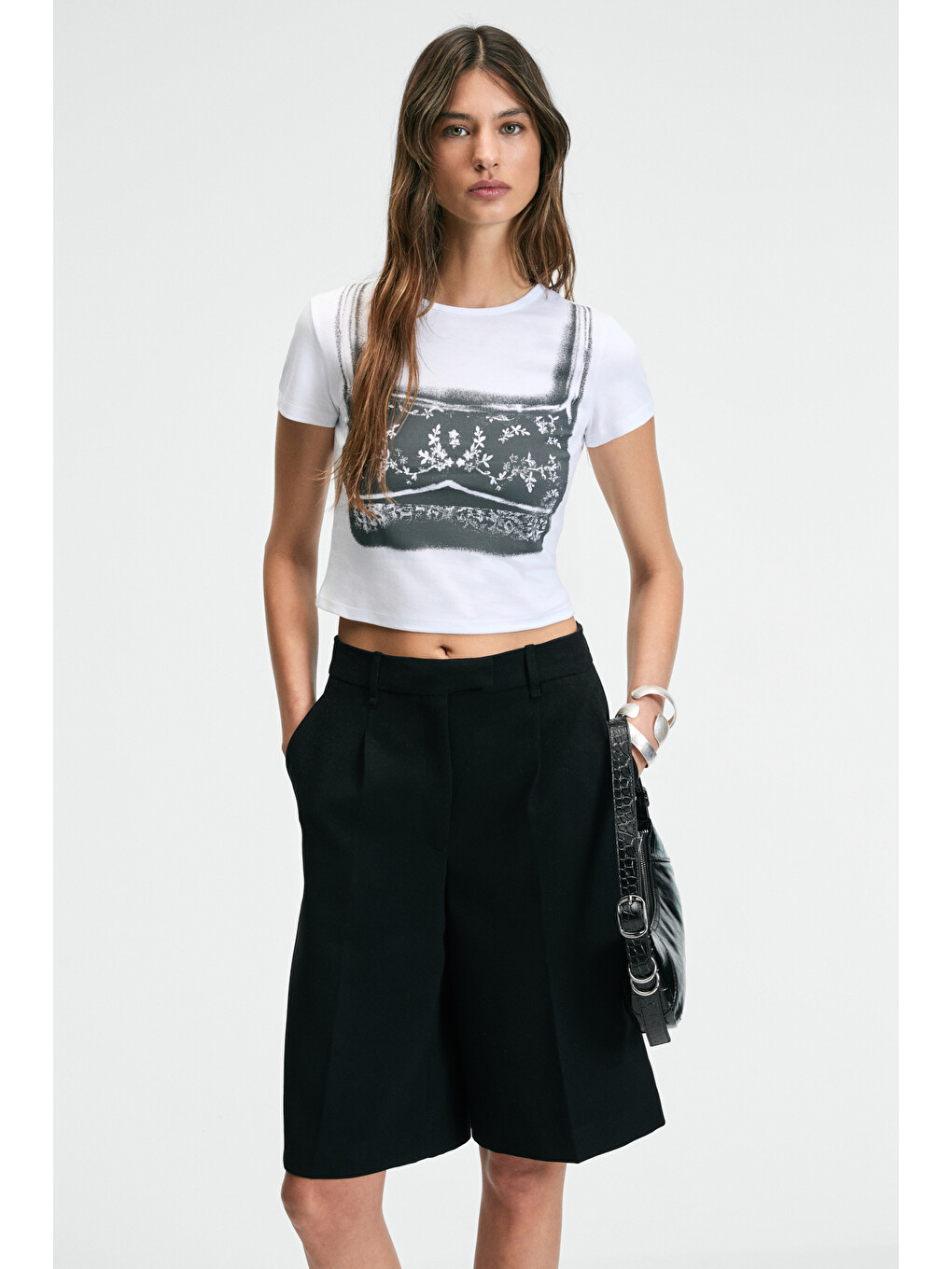 Seraya Kadın Bisiklet Yaka Kısa Kollu Önü Baskılı Crop Beyaz T-shirt-1