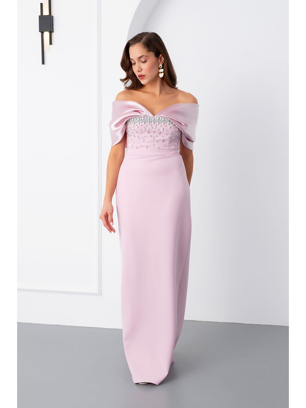Pembe Kadın Pudra Kayık Yaka Göğsü Taşlı Uzun Abiye Elbise