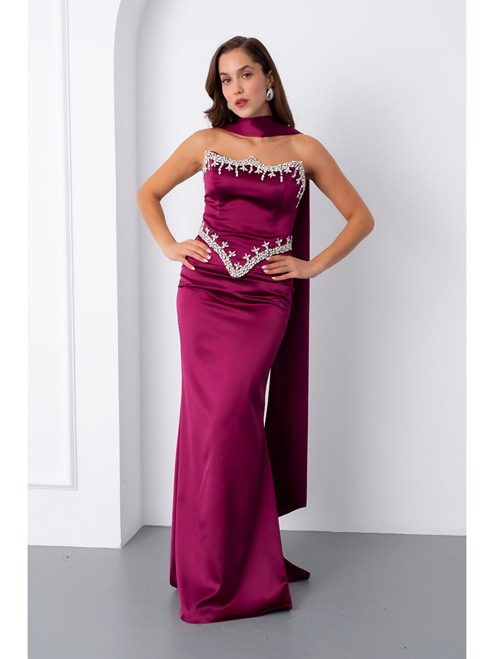 Kadın Mürdüm Straplez Taşlı Uzun Saten Abiye Elbise-1