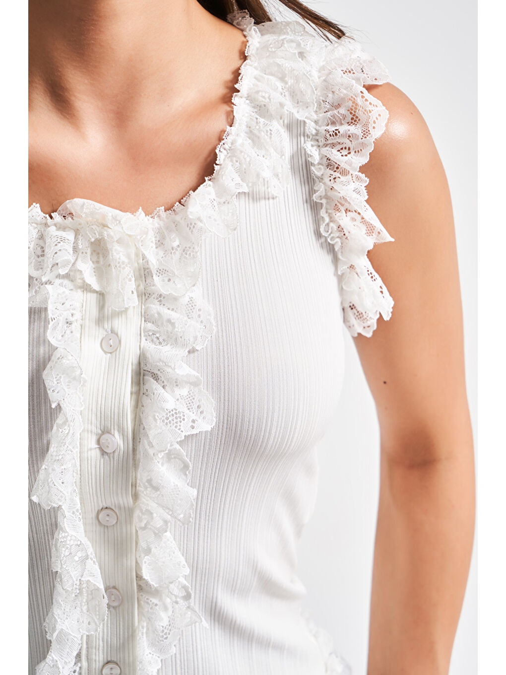 Kadın Beyaz Renk s5-2 Fırfırlı Dantel Detaylı Önü Düğmeli Süper Esnek Kumaş Tasarım Bluz-1