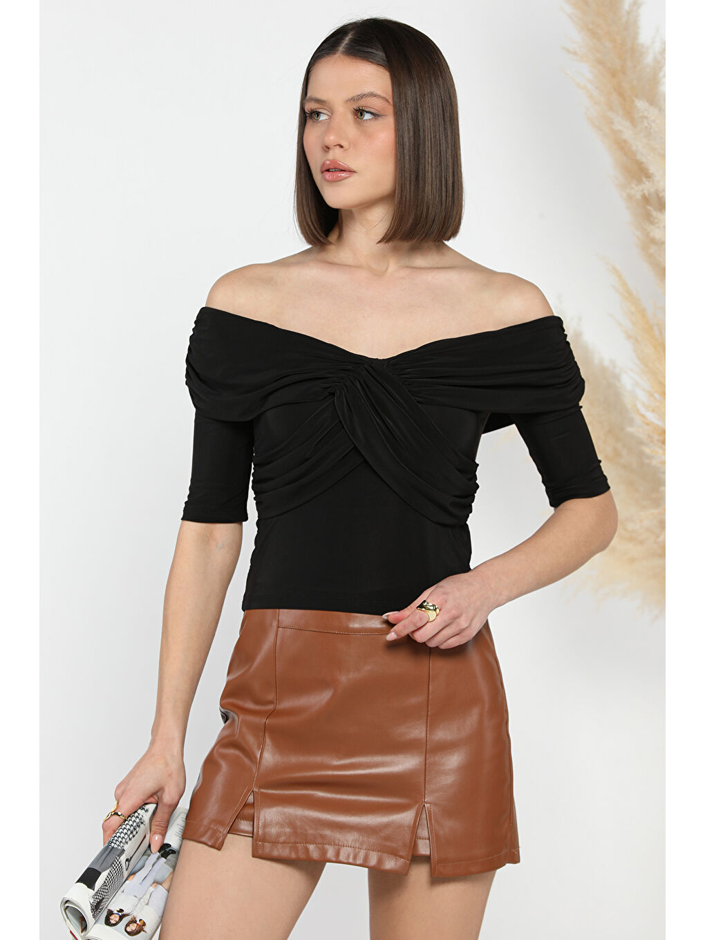 Siyah Madonna Yaka Drapeli Kadın Crop Bluz-1