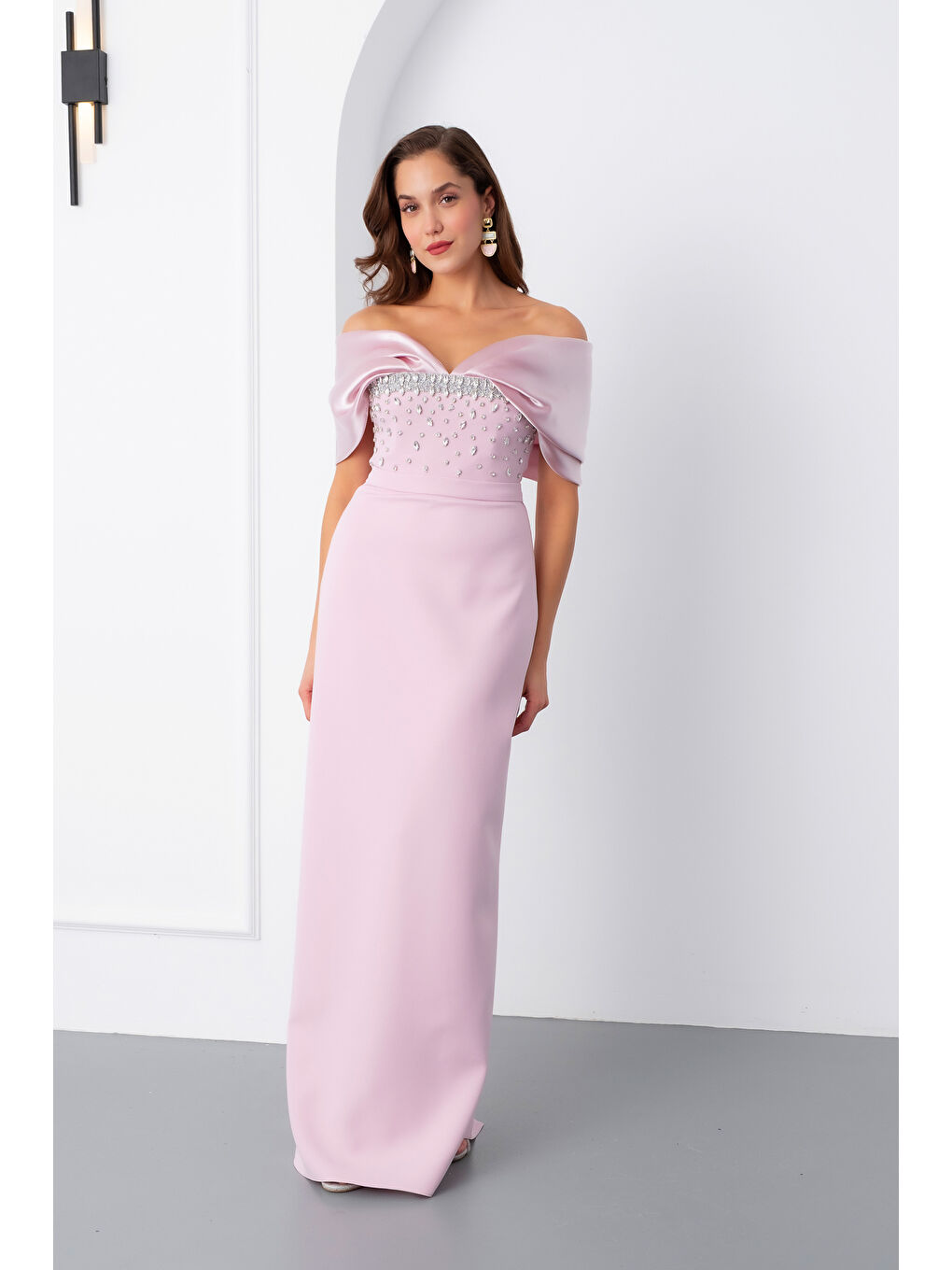 Pembe Kadın Pudra Kayık Yaka Göğsü Taşlı Uzun Abiye Elbise-1