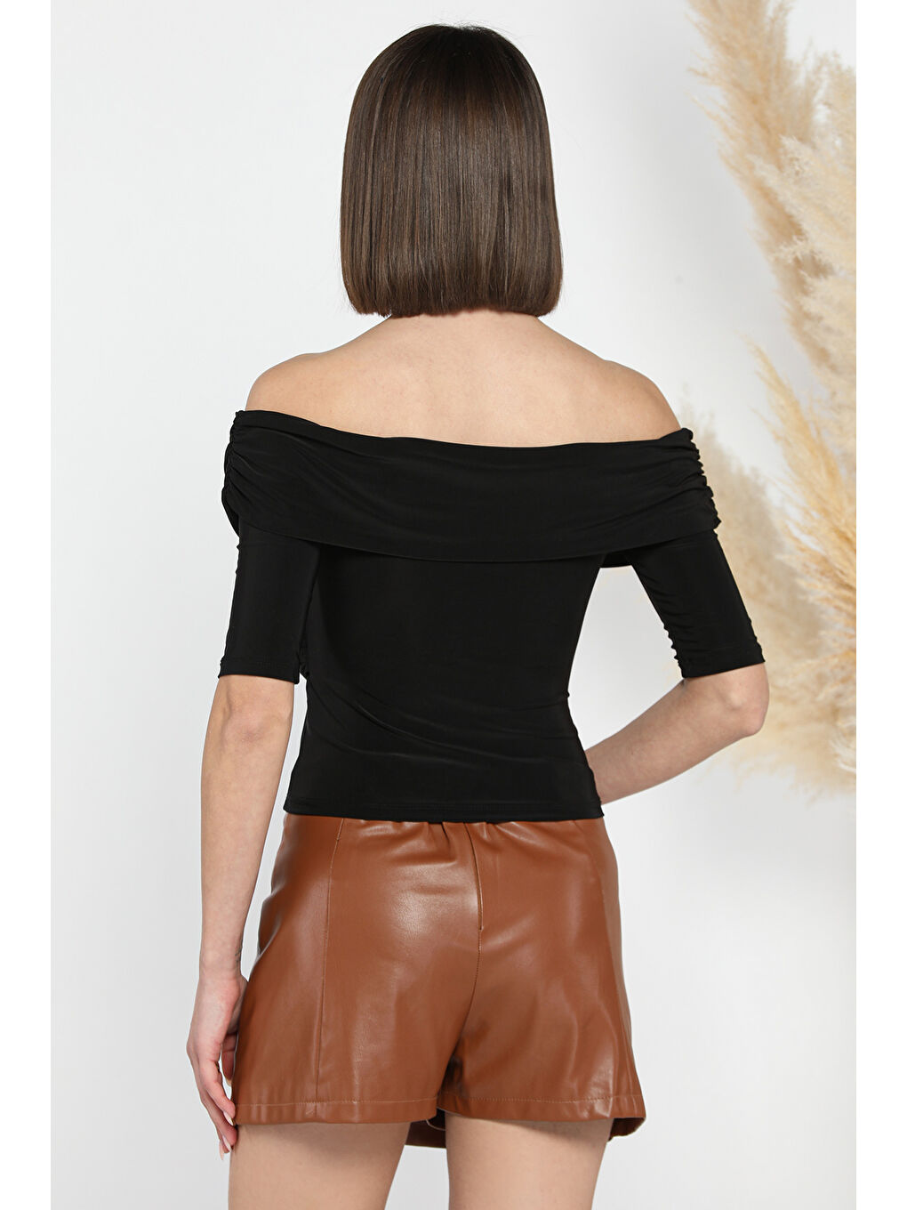 Siyah Madonna Yaka Drapeli Kadın Crop Bluz-2