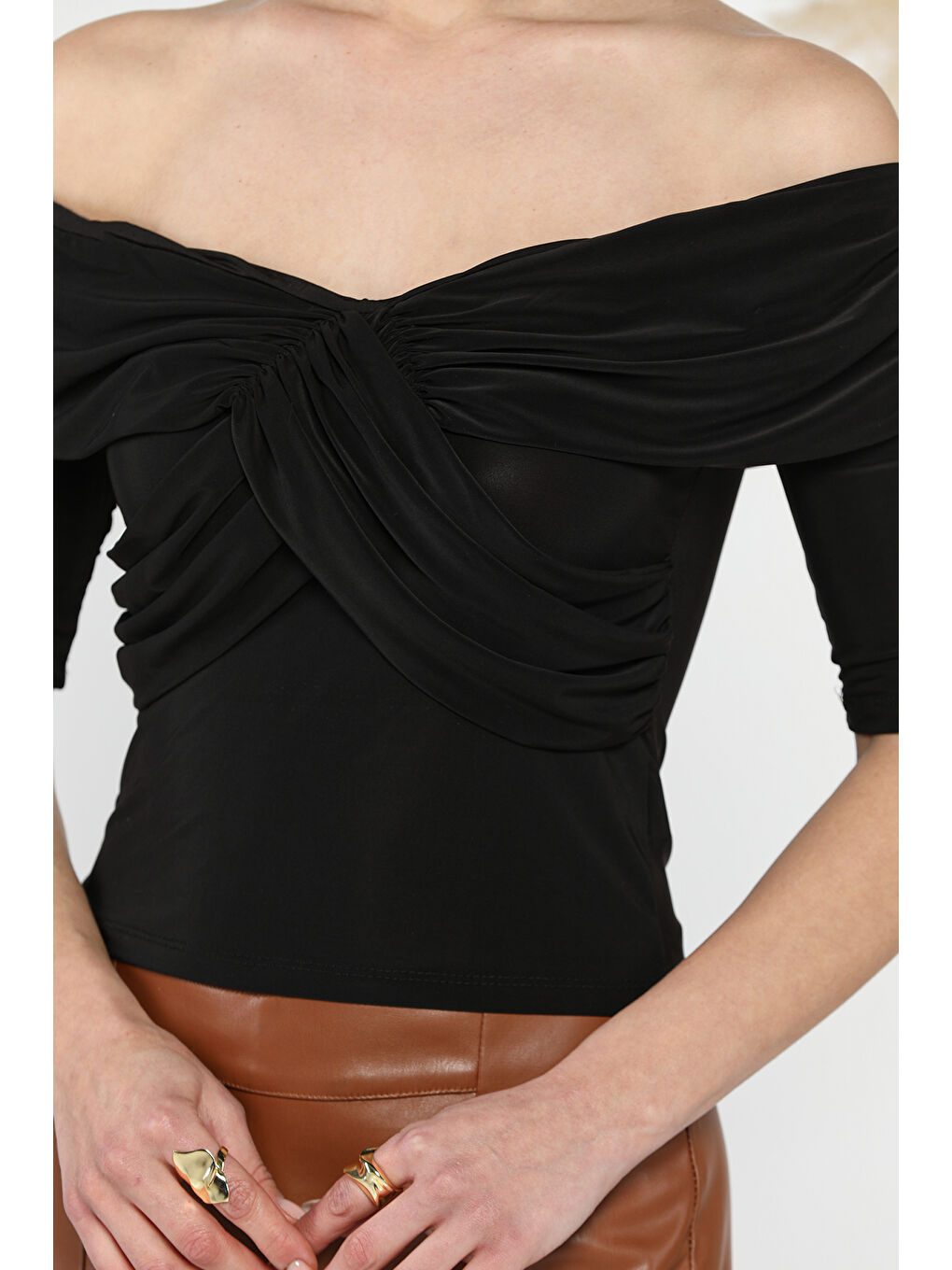 Siyah Madonna Yaka Drapeli Kadın Crop Bluz-3