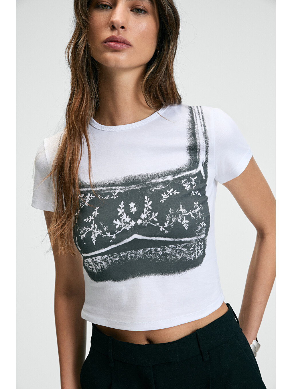 Seraya Kadın Bisiklet Yaka Kısa Kollu Önü Baskılı Crop Beyaz T-shirt-2
