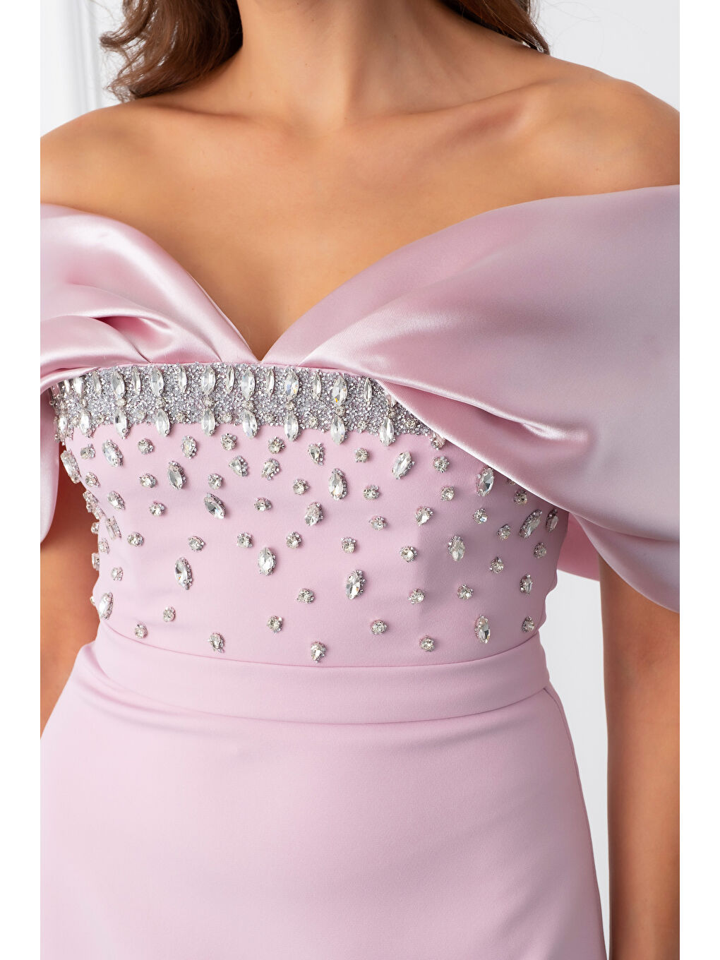 Pembe Kadın Pudra Kayık Yaka Göğsü Taşlı Uzun Abiye Elbise-3