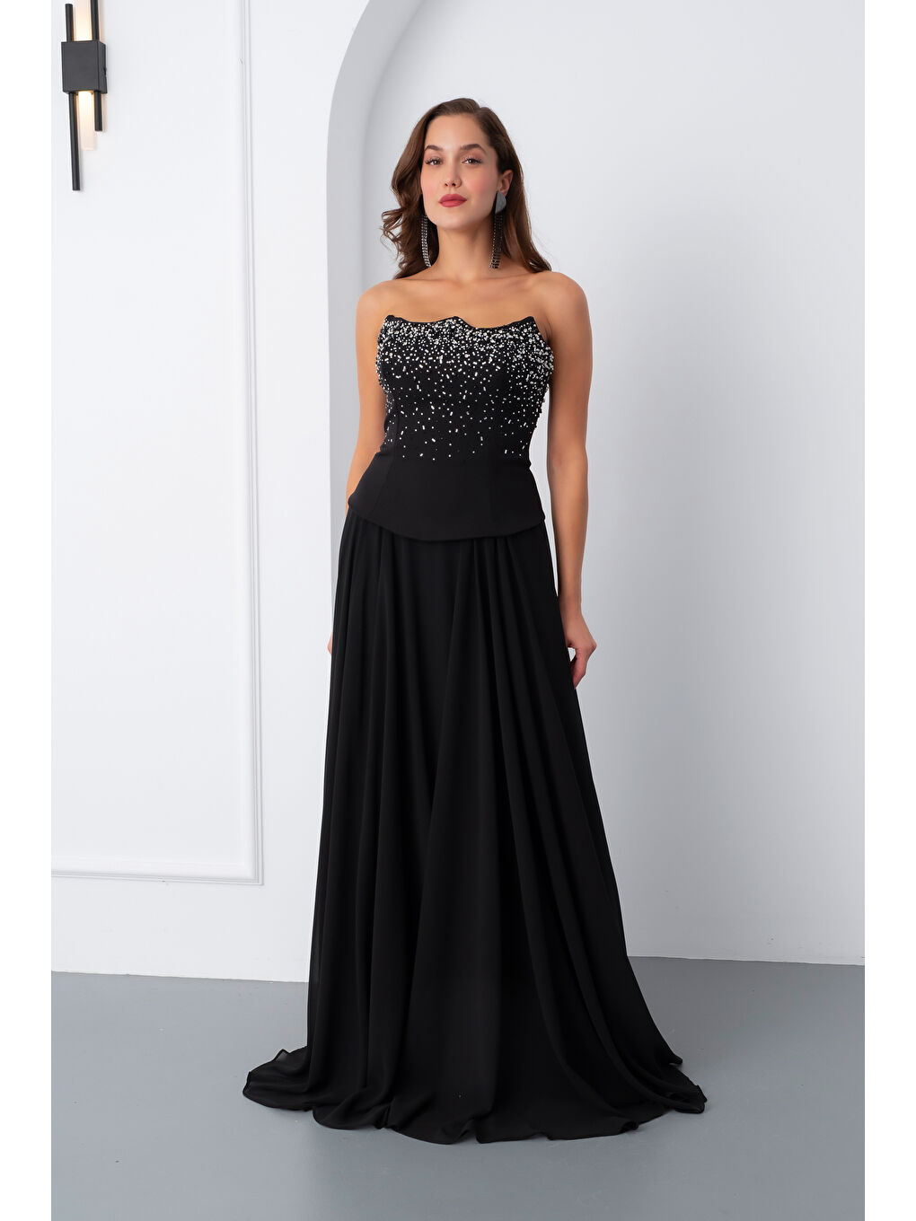 Kadın Siyah Straplez Taşlı Uzun Tül Abiye Elbise-1