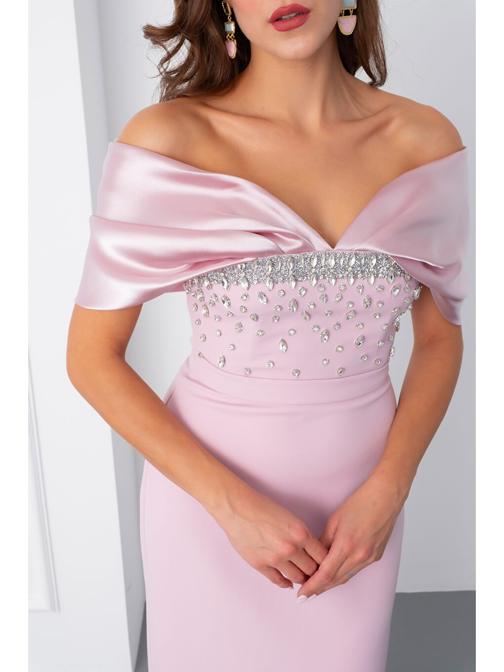 Pembe Kadın Pudra Kayık Yaka Göğsü Taşlı Uzun Abiye Elbise-4