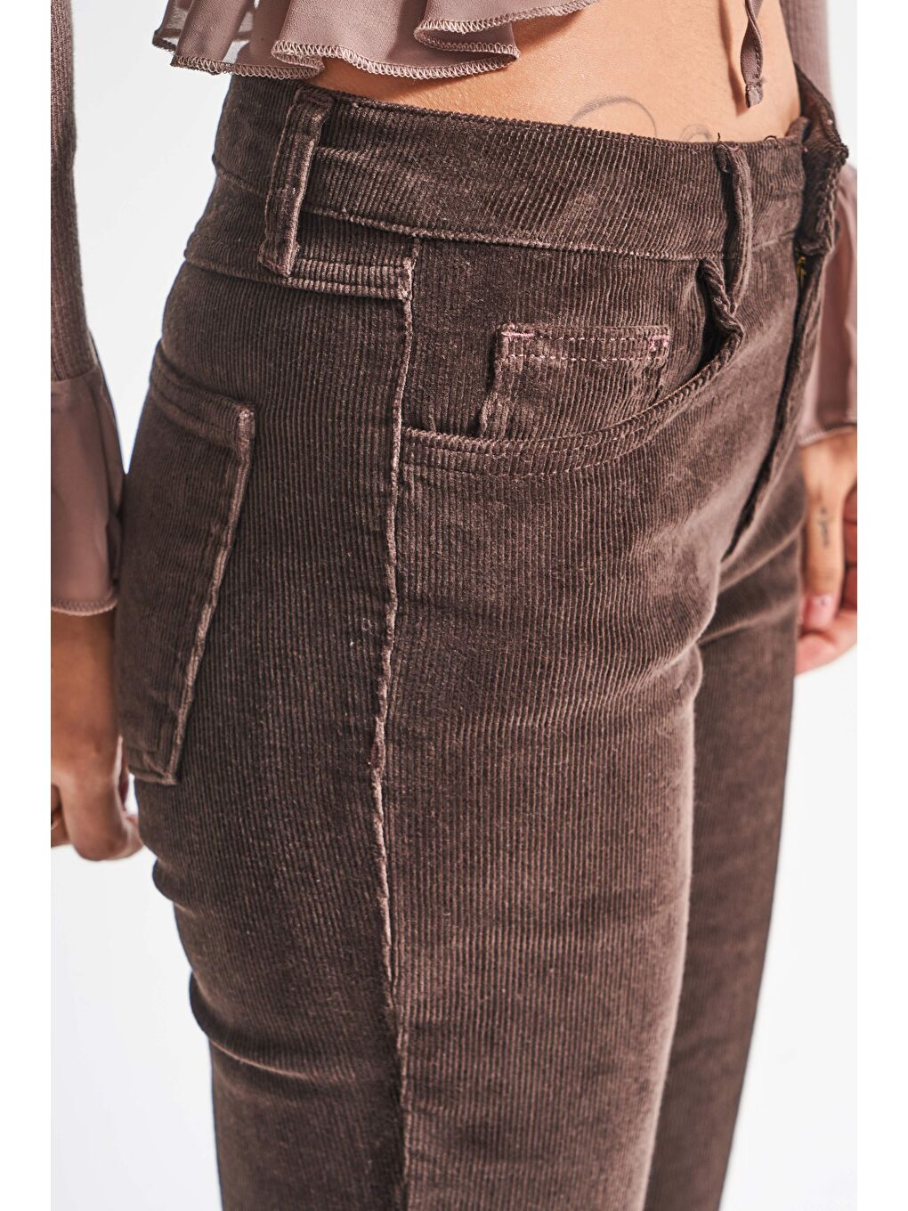 Kadın Koyu Kahverengi 26w5-136 Low Waist Flare Fit İnce Fitilli Velvet Kadife Kumaş Pantolon-4