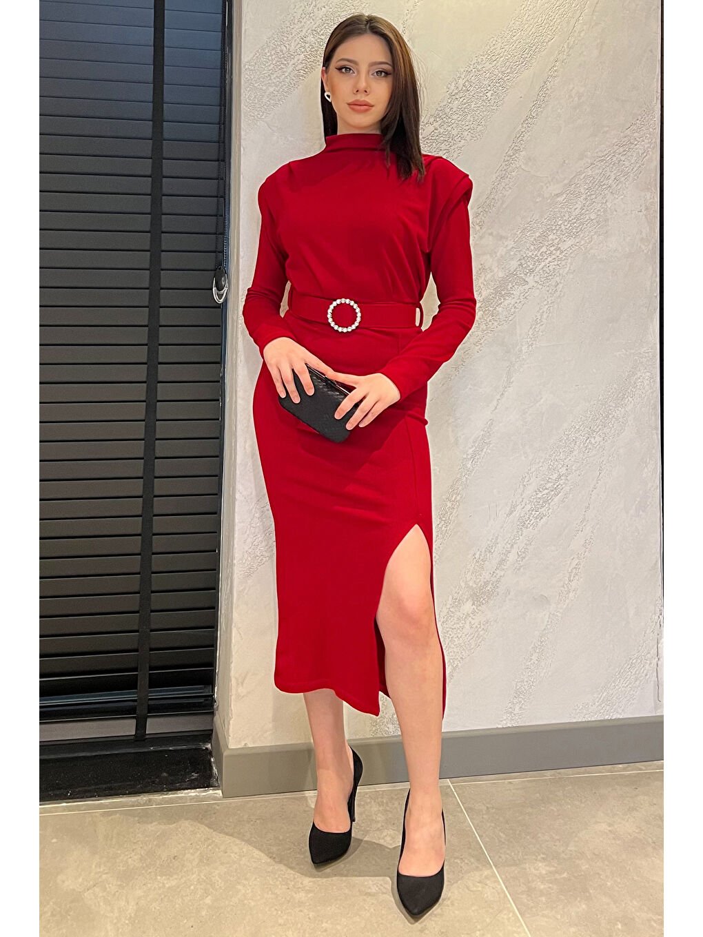 Kırmızı Kadın Omuz Vatkalı Taşlı Kemerli Yırtmaçlı Triko Elbise