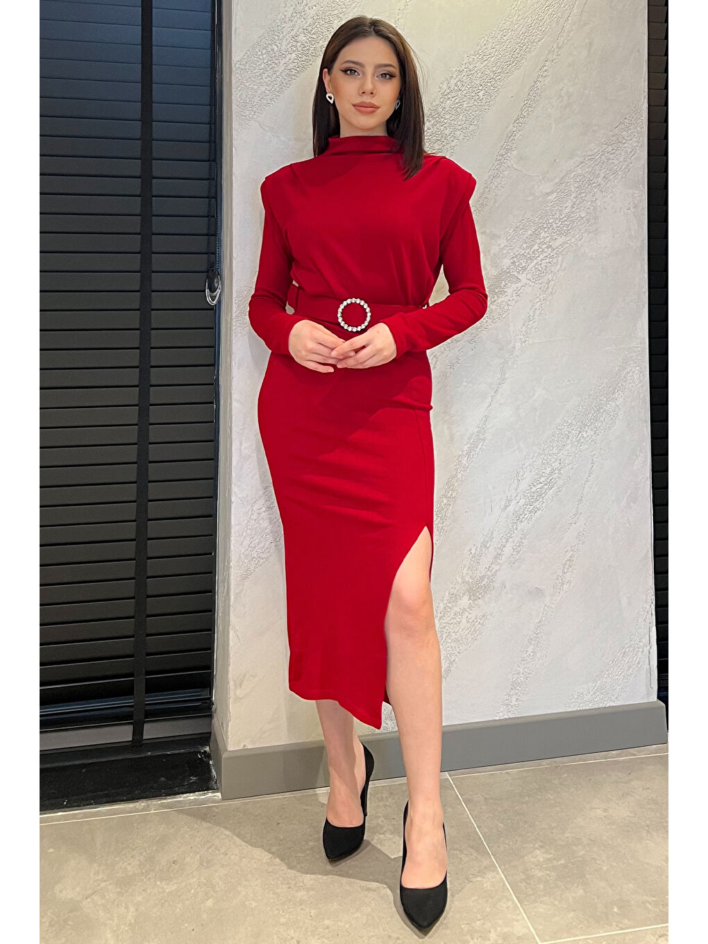 Kırmızı Kadın Omuz Vatkalı Taşlı Kemerli Yırtmaçlı Triko Elbise-1