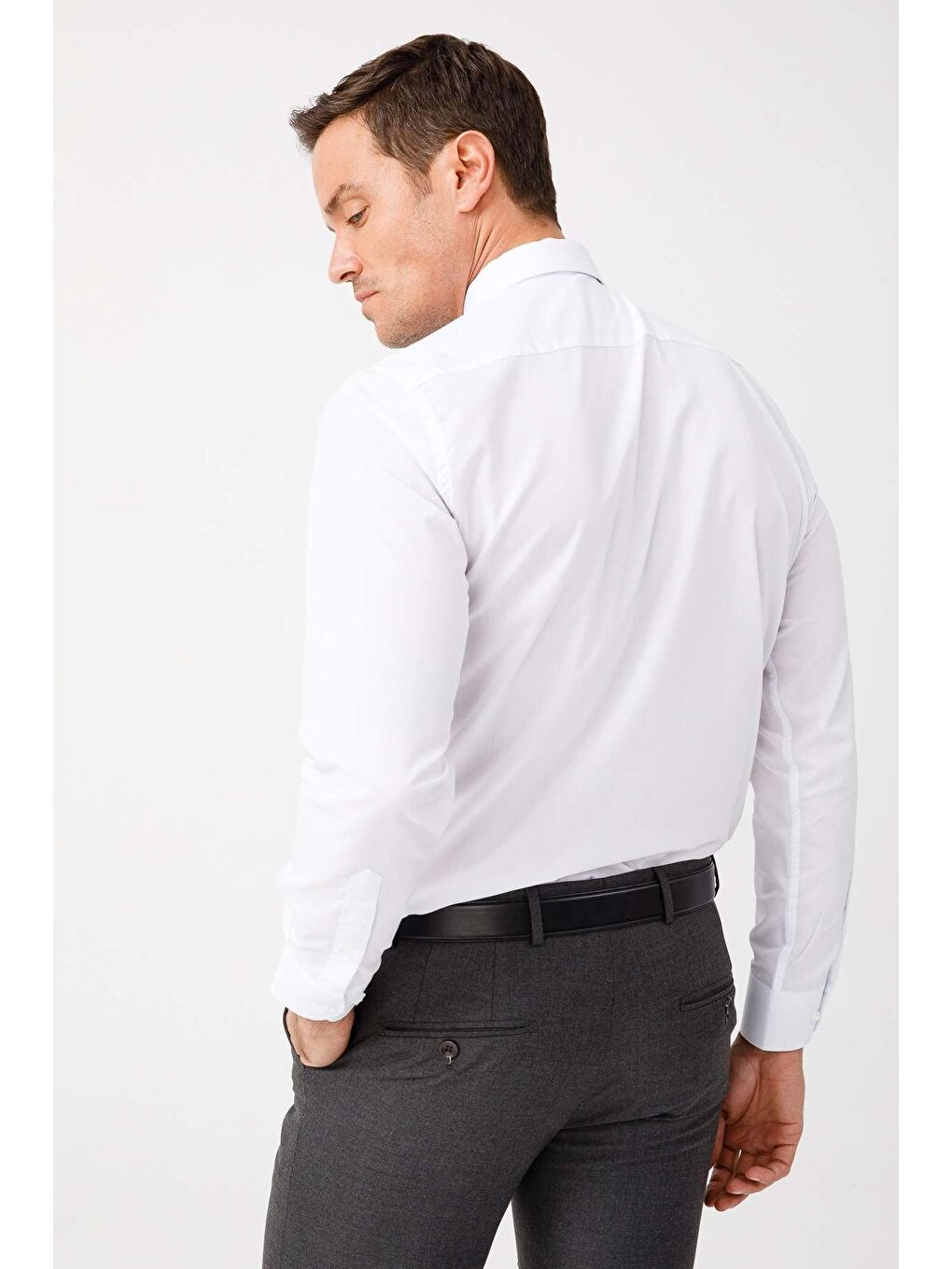 Beyaz Rahat Kalıp Klasik Yaka Düz Uzun Kollu Cepli Kolay Ütülenir Gömlek-1