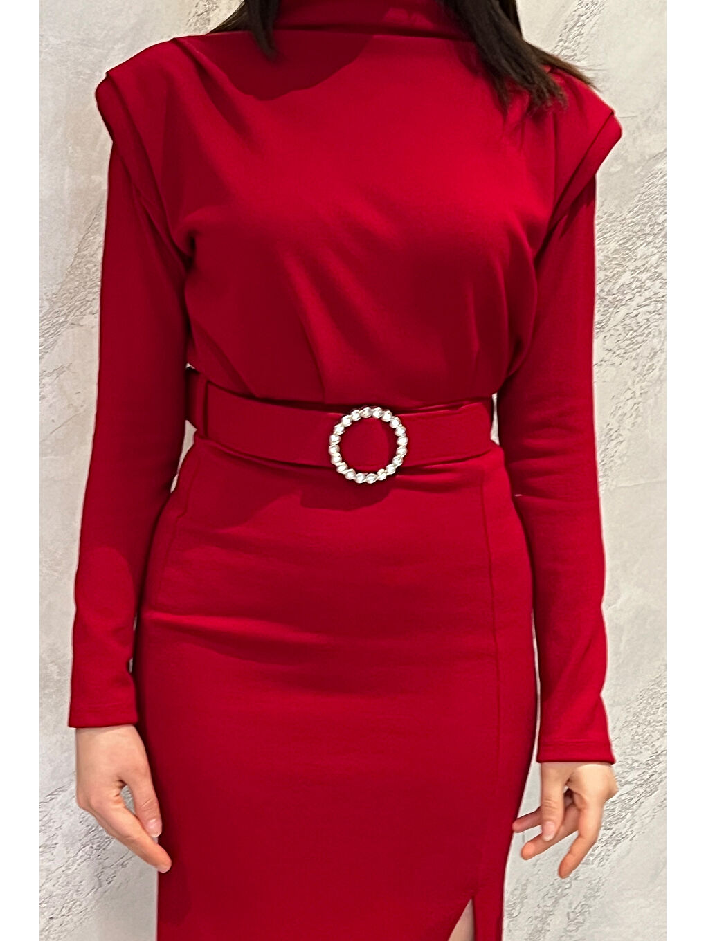Kırmızı Kadın Omuz Vatkalı Taşlı Kemerli Yırtmaçlı Triko Elbise-2