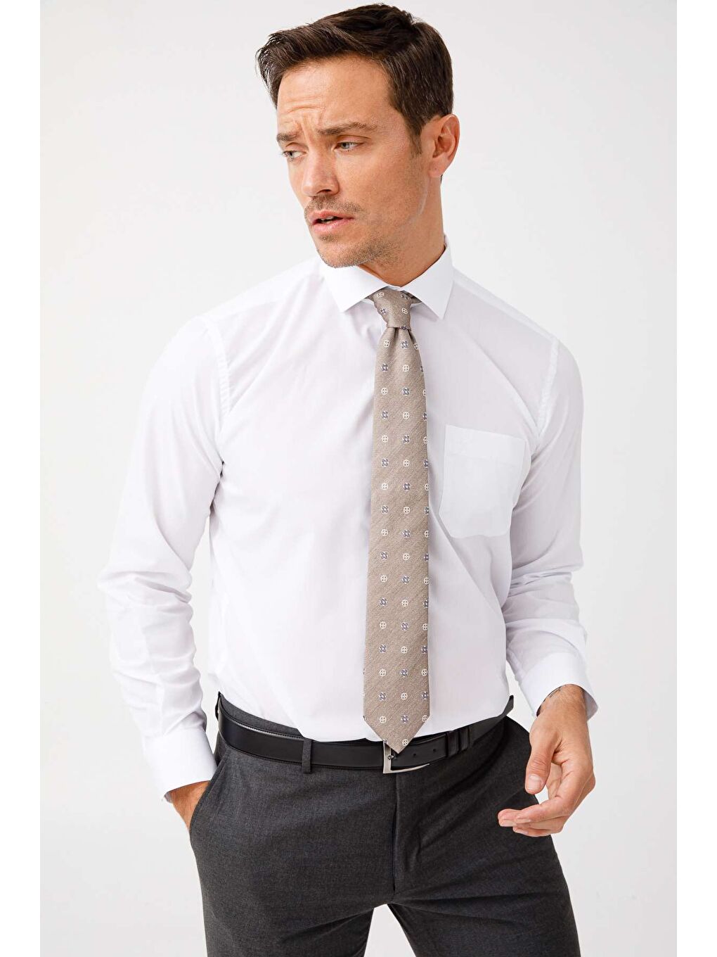 Beyaz Rahat Kalıp Klasik Yaka Düz Uzun Kollu Cepli Kolay Ütülenir Gömlek-3