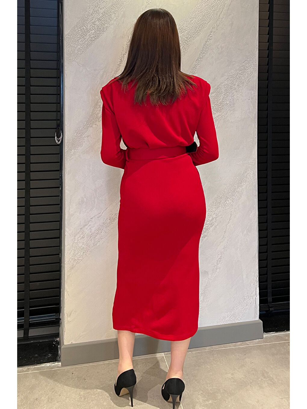 Kırmızı Kadın Omuz Vatkalı Taşlı Kemerli Yırtmaçlı Triko Elbise-3
