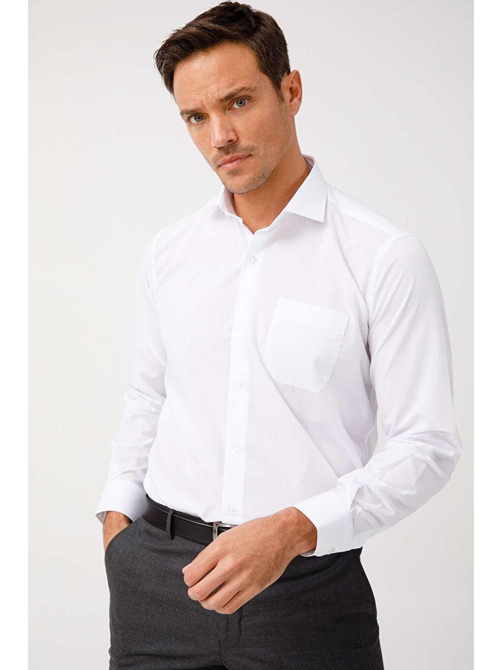 Beyaz Rahat Kalıp Klasik Yaka Düz Uzun Kollu Cepli Kolay Ütülenir Gömlek-4