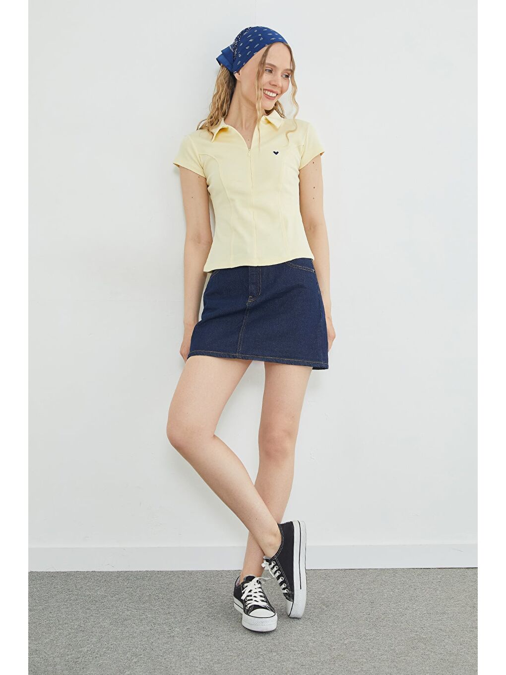 Sarı Kalp Nakışlı Yarım Fermuarlı Polo Yaka Slim Fit Tişört-1