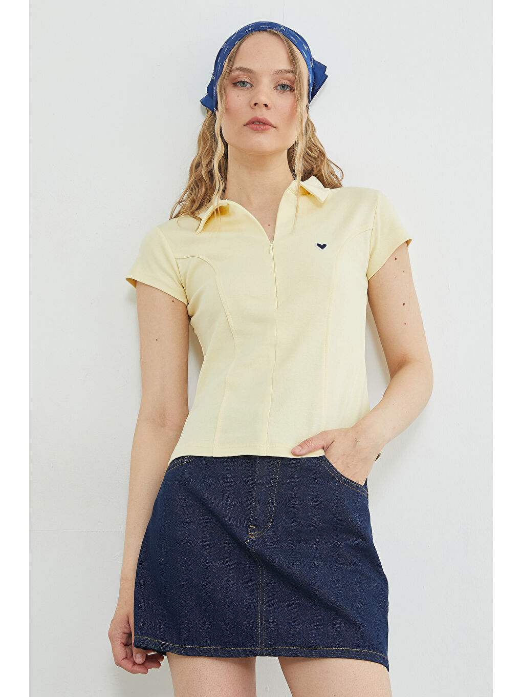 Sarı Kalp Nakışlı Yarım Fermuarlı Polo Yaka Slim Fit Tişört-2